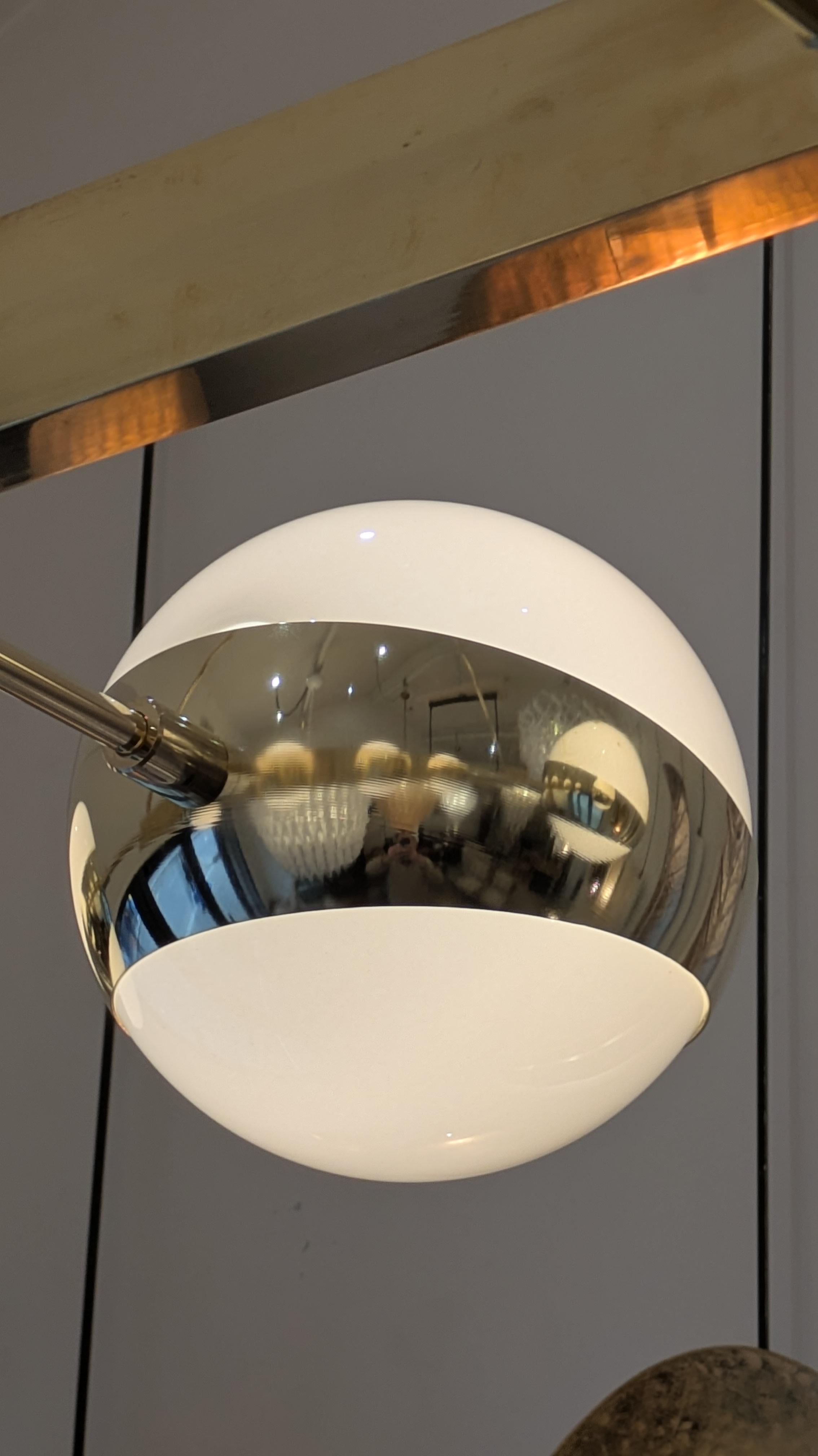 XXIe siècle et contemporain Lustre en laiton à huit globes de verre en vente