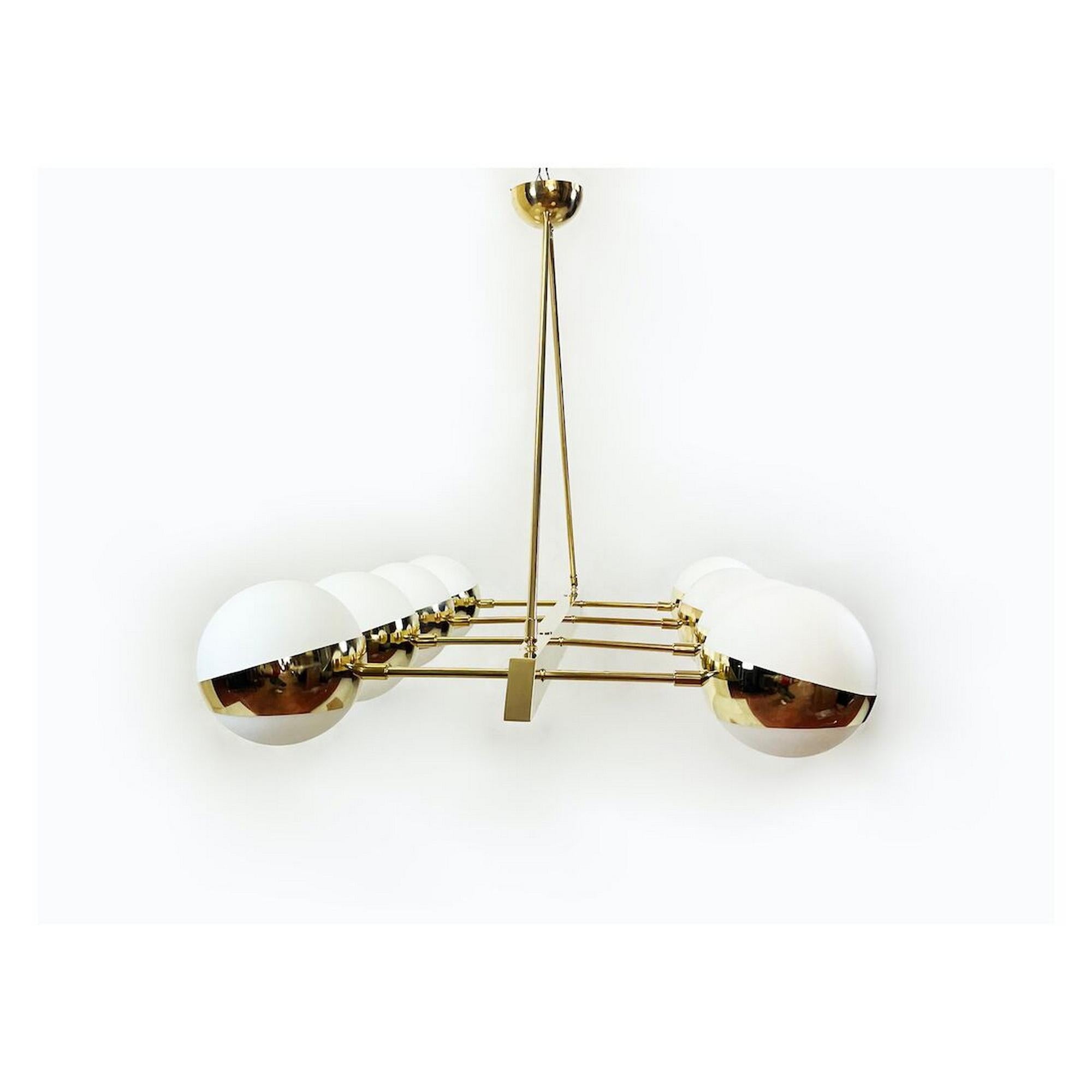 Fait main Lustre en laiton à huit globes de verre en vente