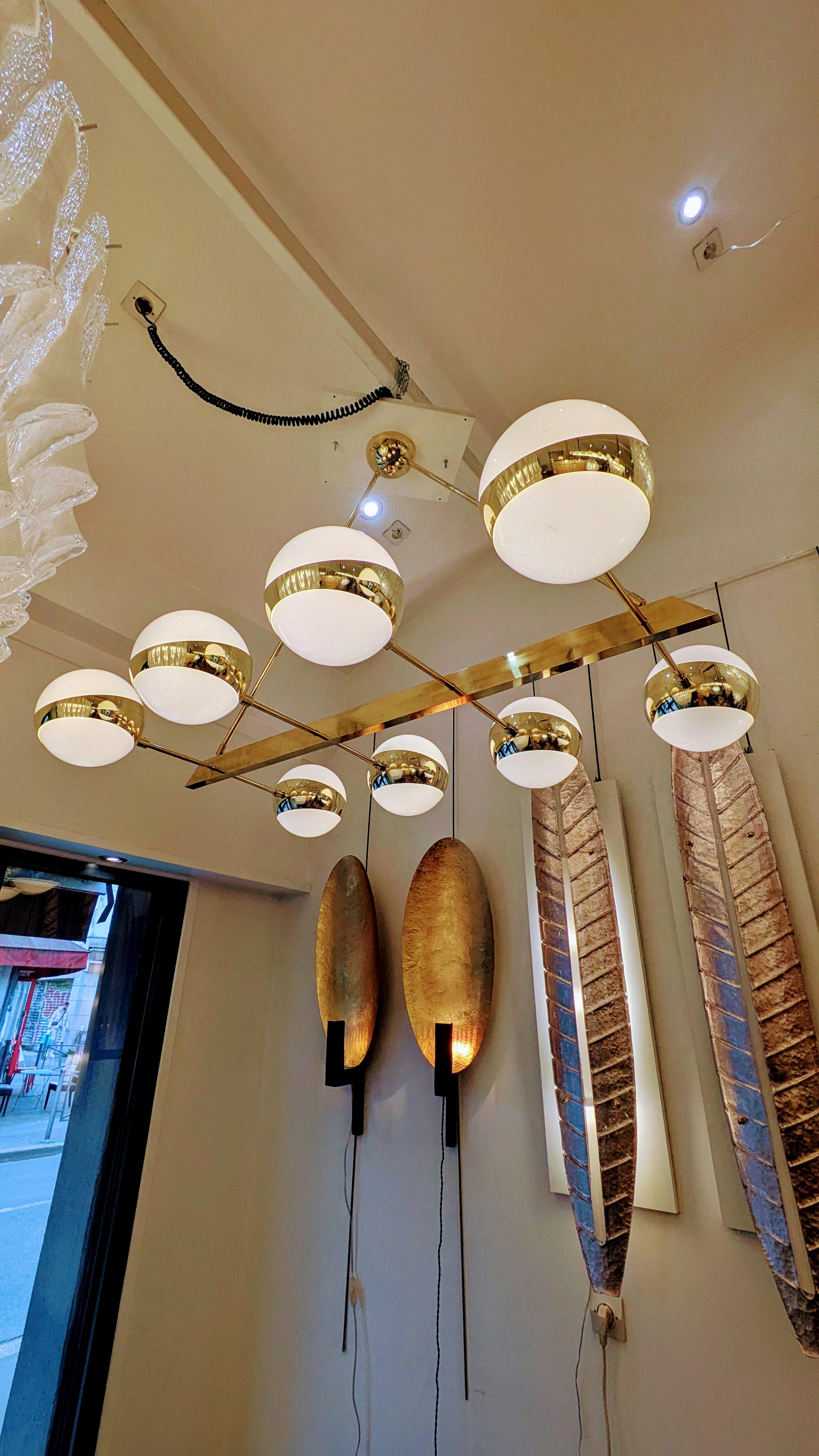 Laiton Lustre en laiton à huit globes de verre en vente
