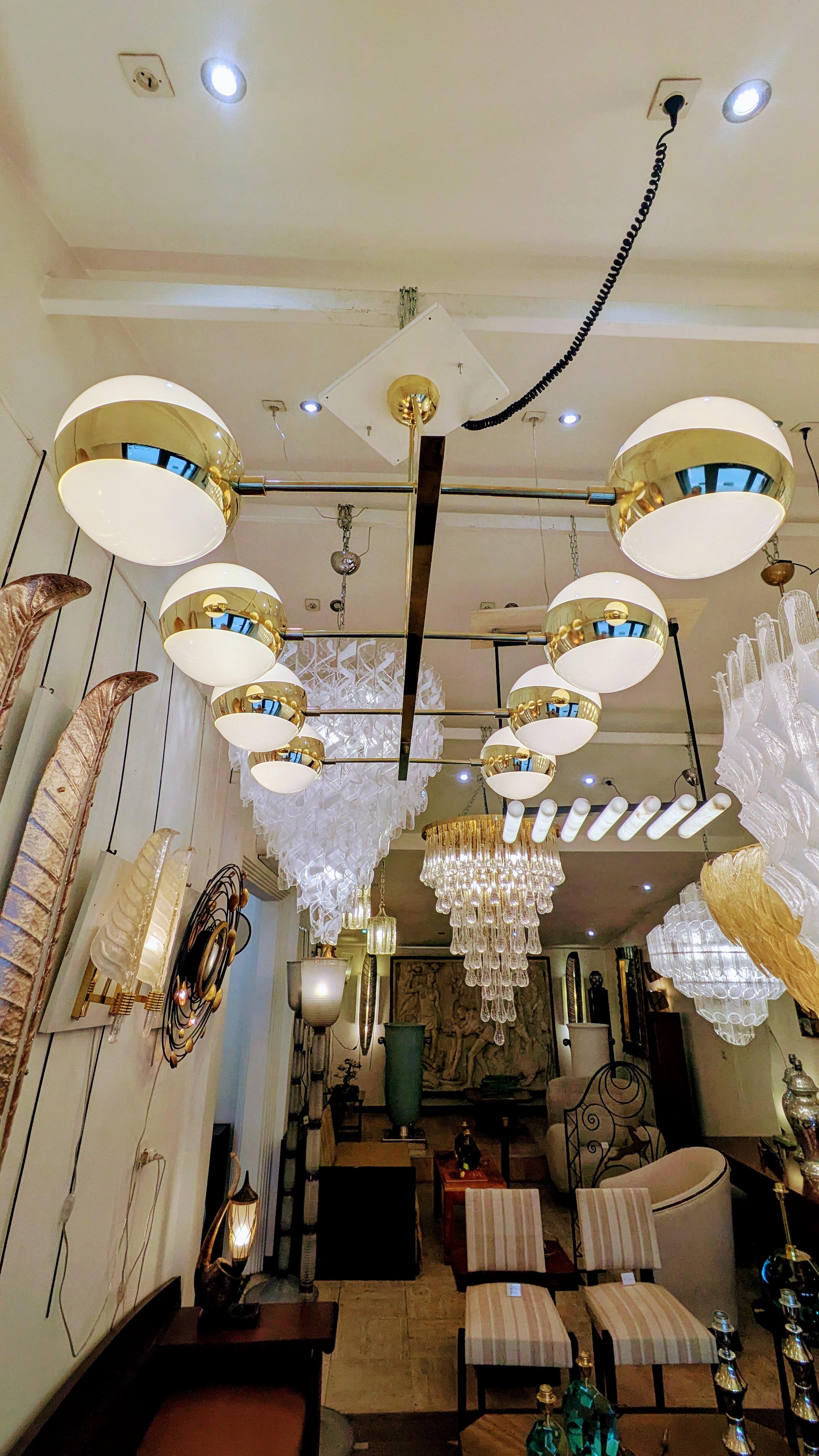 Lustre en laiton à huit globes de verre en vente 1