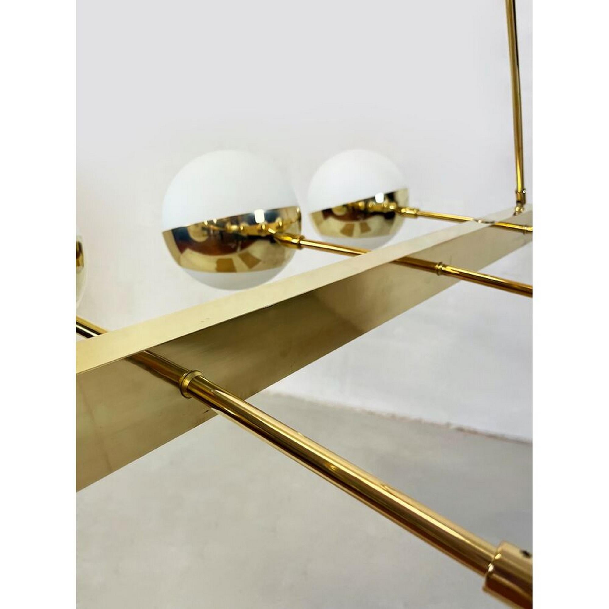 XXIe siècle et contemporain Lustre en laiton à huit globes de verre en vente