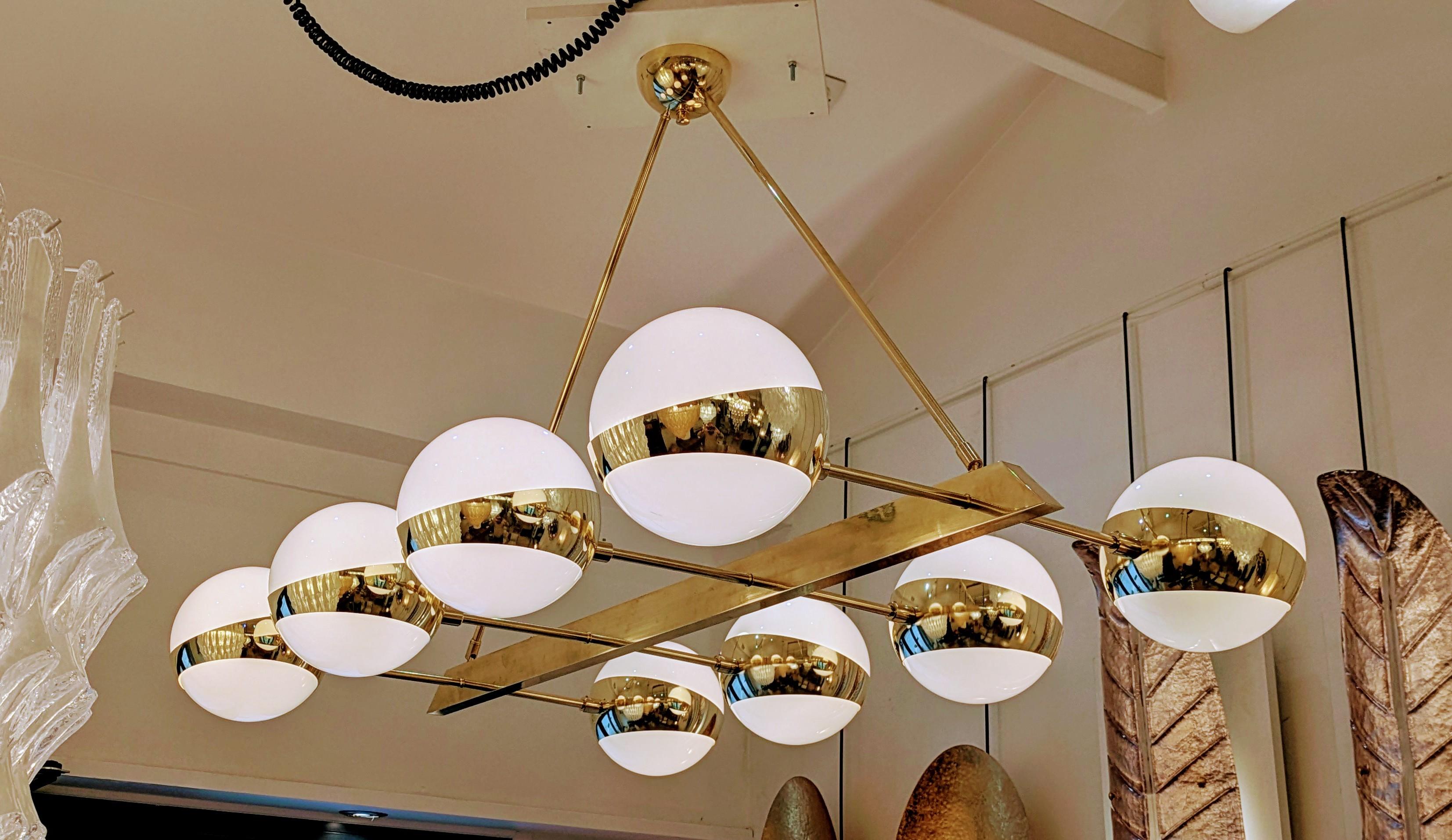 Lustre en laiton à huit globes de verre en vente 2