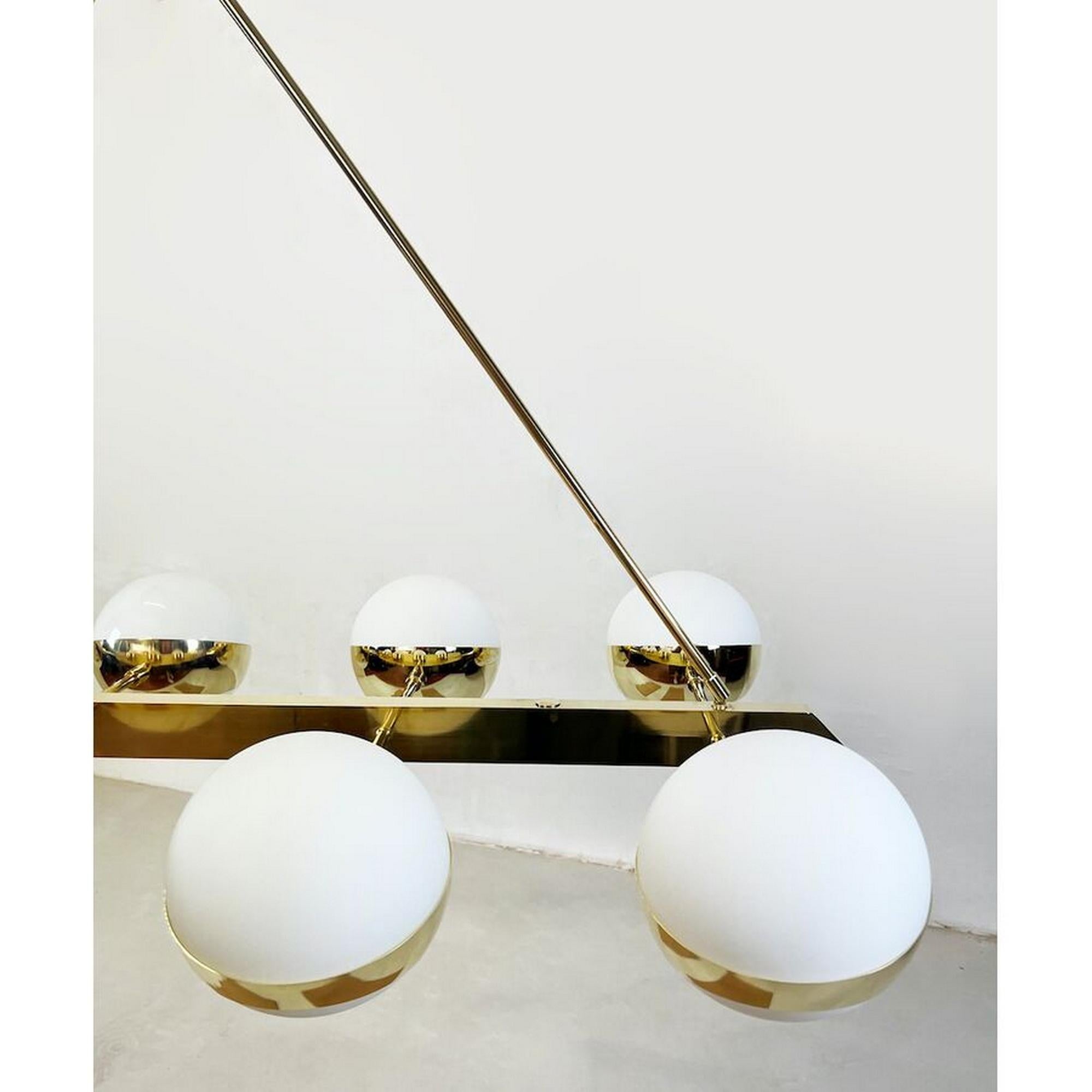 Laiton Lustre en laiton à huit globes de verre en vente