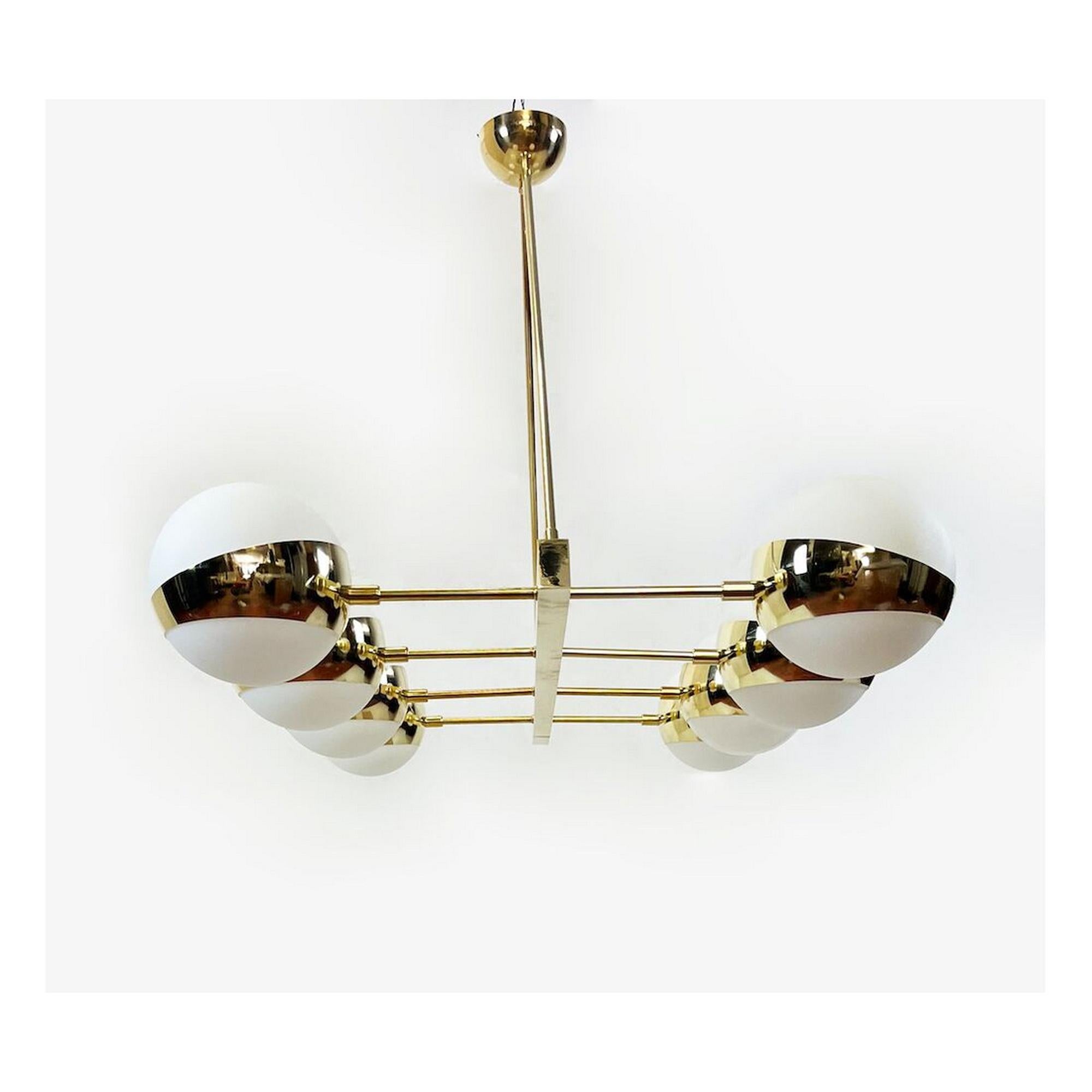 Lustre en laiton à huit globes de verre en vente 1