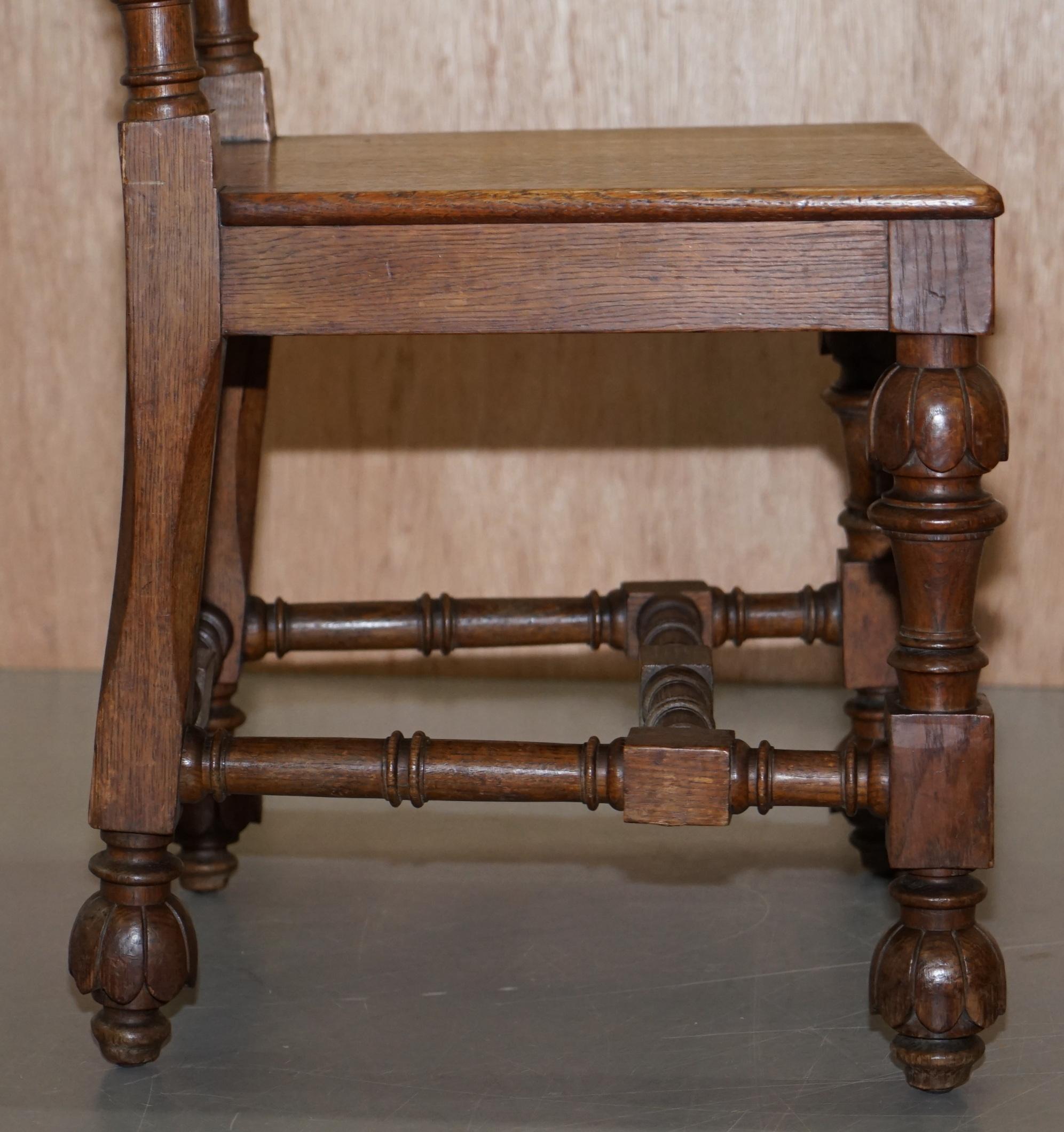 Acht handgeschnitzte Esszimmerstühle aus Nussbaum im gotischen Stil um 1840 Atemberaubende Gestelle im Angebot 3