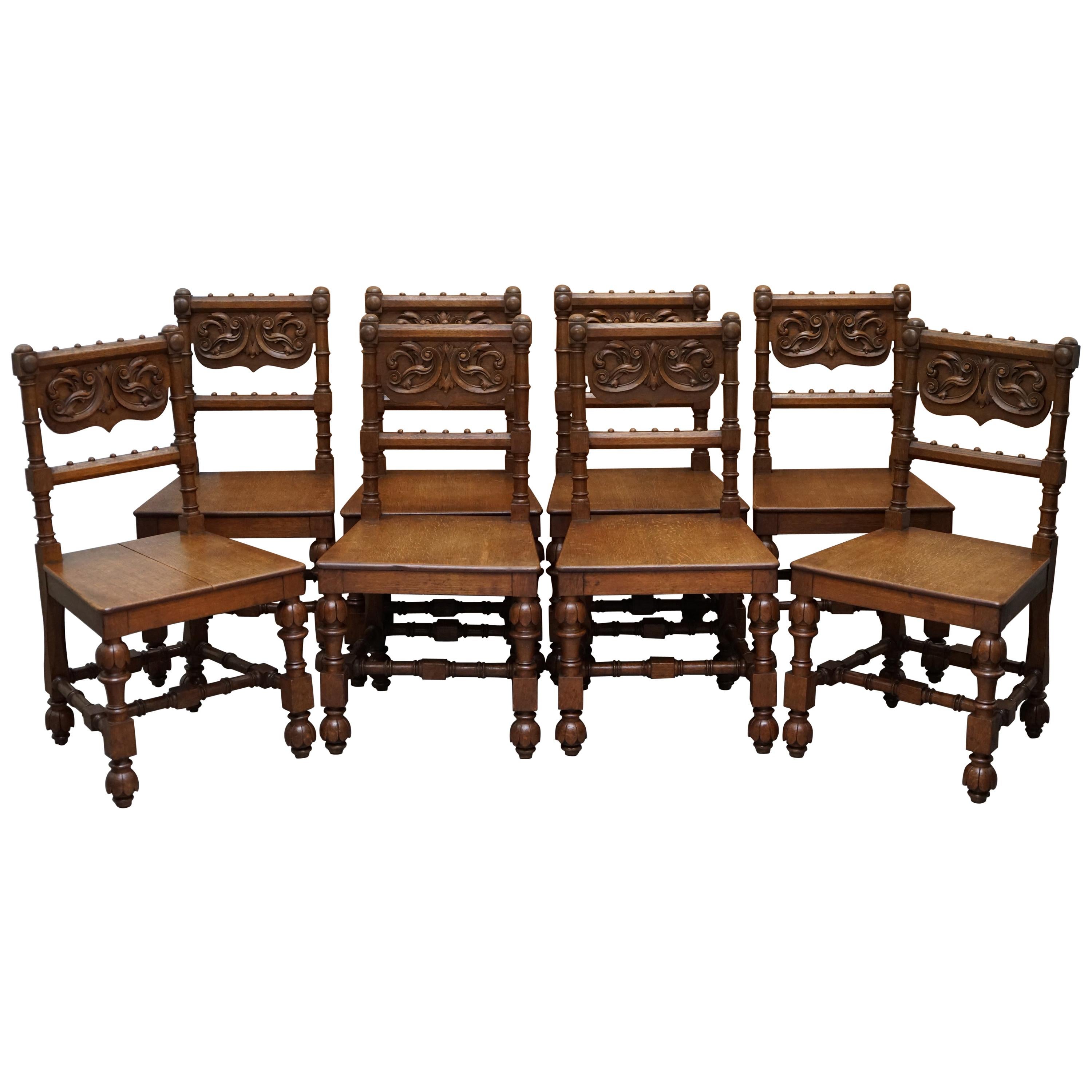 Huit chaises de salle à manger néo-gothiques en noyer sculpté à la main vers 1840 Superbes cadres
