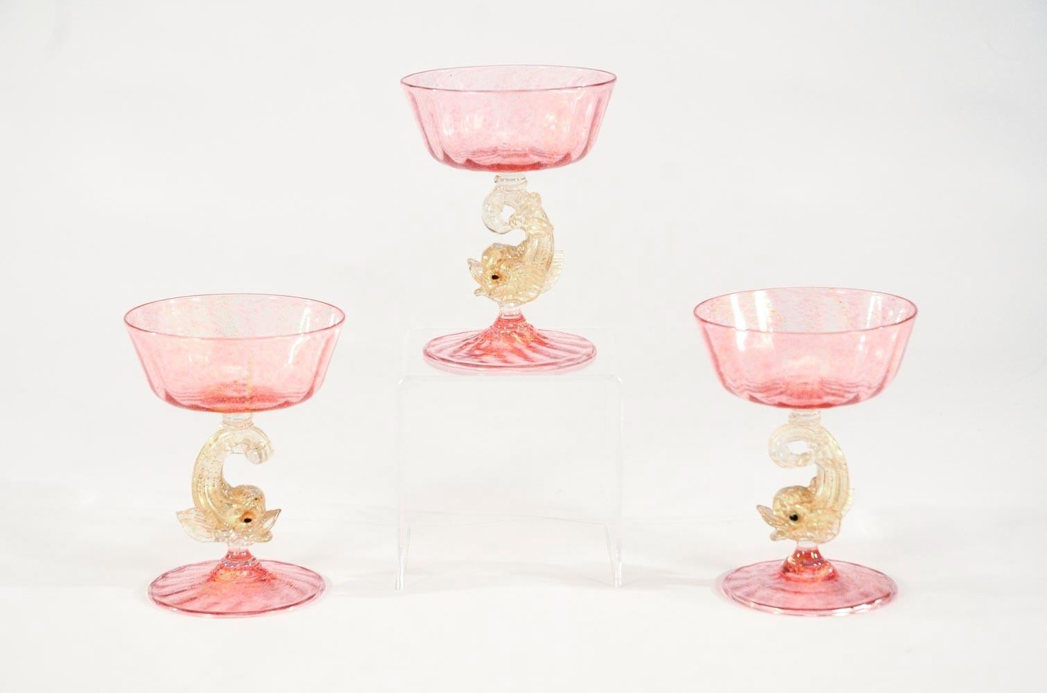 Huit coupes à champagne en rose vénitien/murano soufflées à la main avec dauphins figuratifs 3
