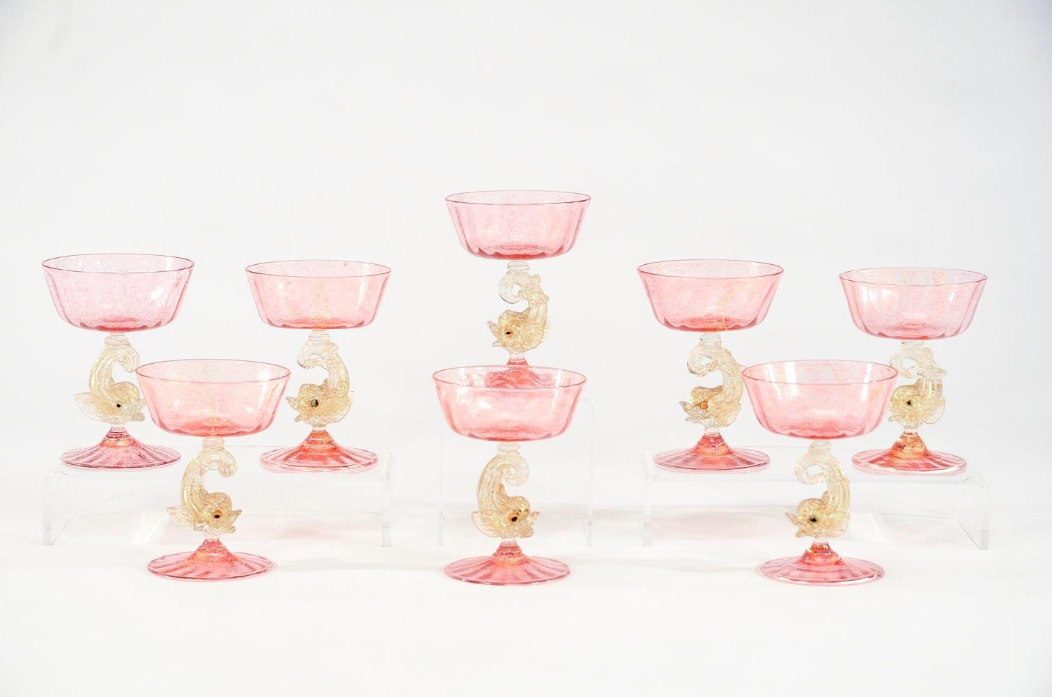 Prêt pour la saison des célébrations:: cet ensemble de huit coupes à champagne soufflées à la main est sûr de rehausser toute occasion. Fabriquées par Salviati:: elles présentent un bol et un pied en côtes optiques roses avec des inclusions de