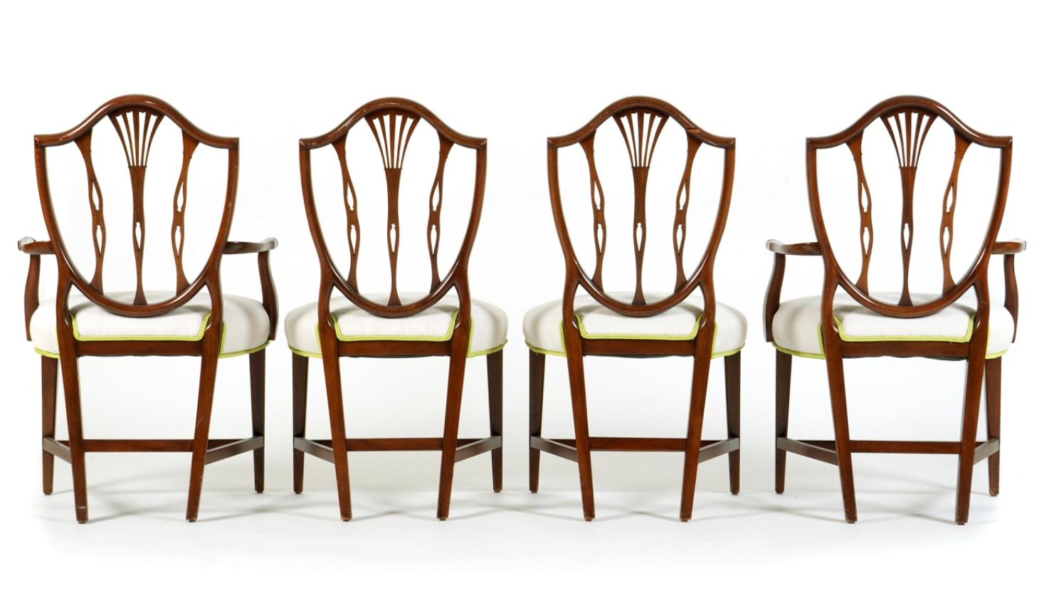 Huit chaises de salle à manger à dossier bouclier de style Hepplewhite en vente 4
