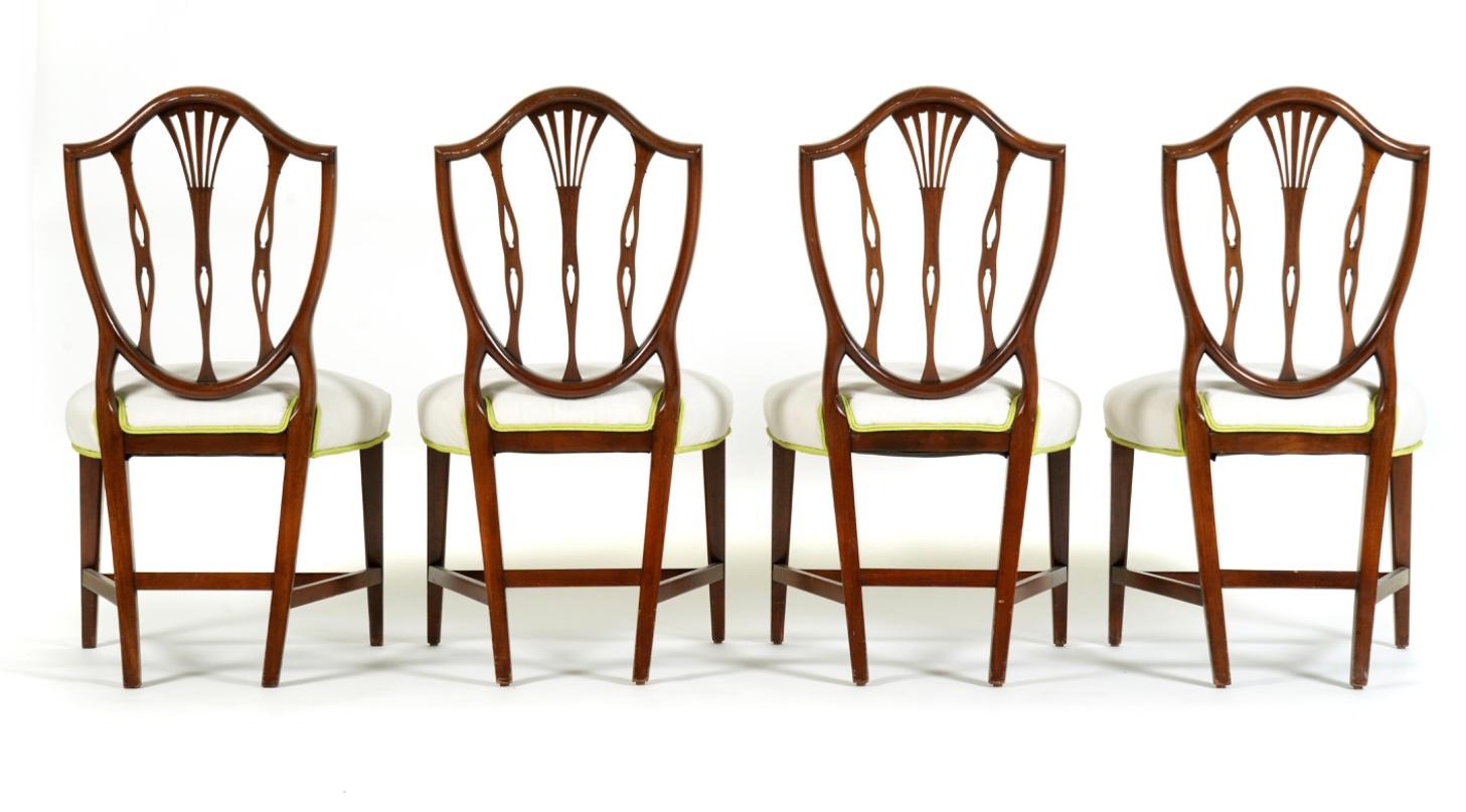 Huit chaises de salle à manger à dossier bouclier de style Hepplewhite Bon état - En vente à Bradenton, FL