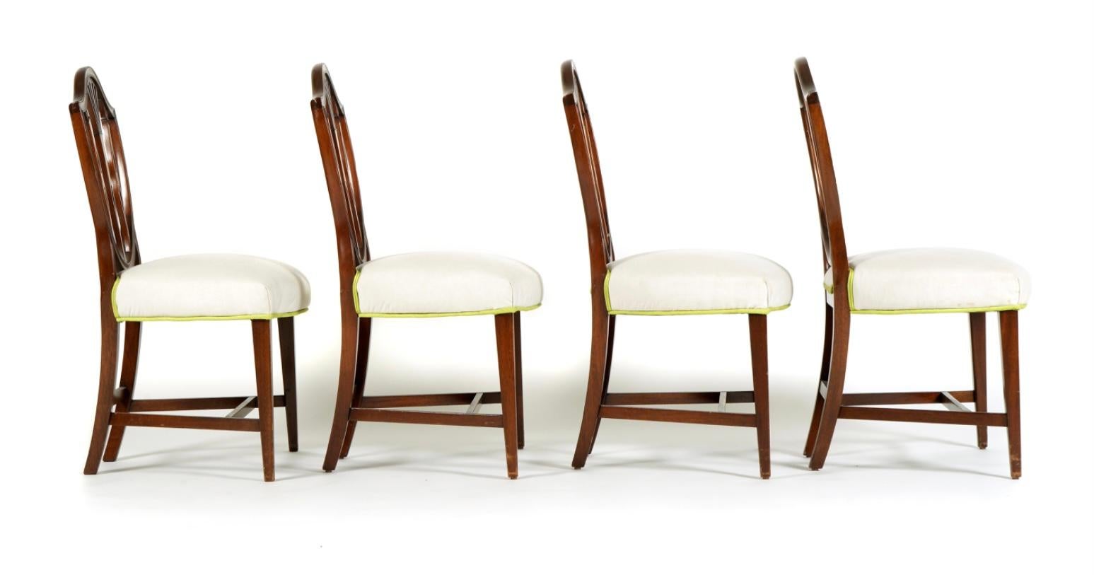 XIXe siècle Huit chaises de salle à manger à dossier bouclier de style Hepplewhite en vente