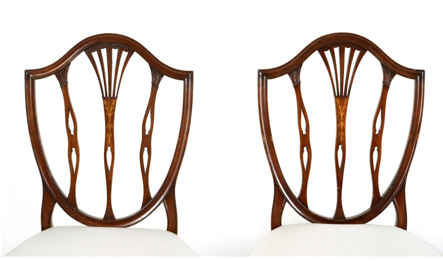 Textile Huit chaises de salle à manger à dossier bouclier de style Hepplewhite en vente