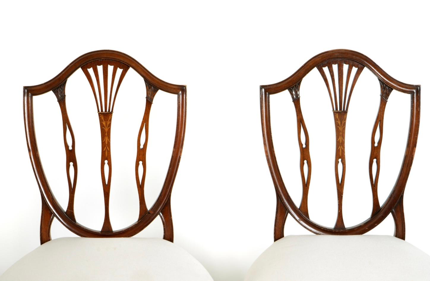 Huit chaises de salle à manger à dossier bouclier de style Hepplewhite en vente 1