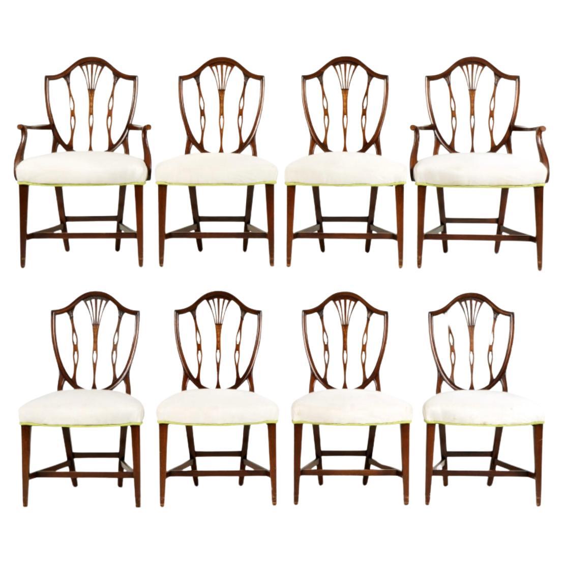 Huit chaises de salle à manger à dossier bouclier de style Hepplewhite en vente