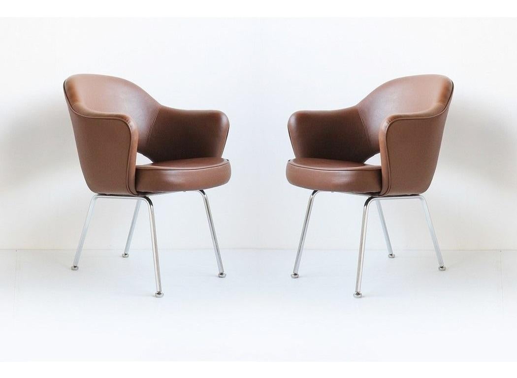 Eight very comfortable Knoll Eero Saarinen Executive dining armchairs. Featured in nearly all Florence Knoll-designed interiors, the Saarinen Executive Chair manufactured by Knoll Furniture has remained one of the most popular designs for nearly 70