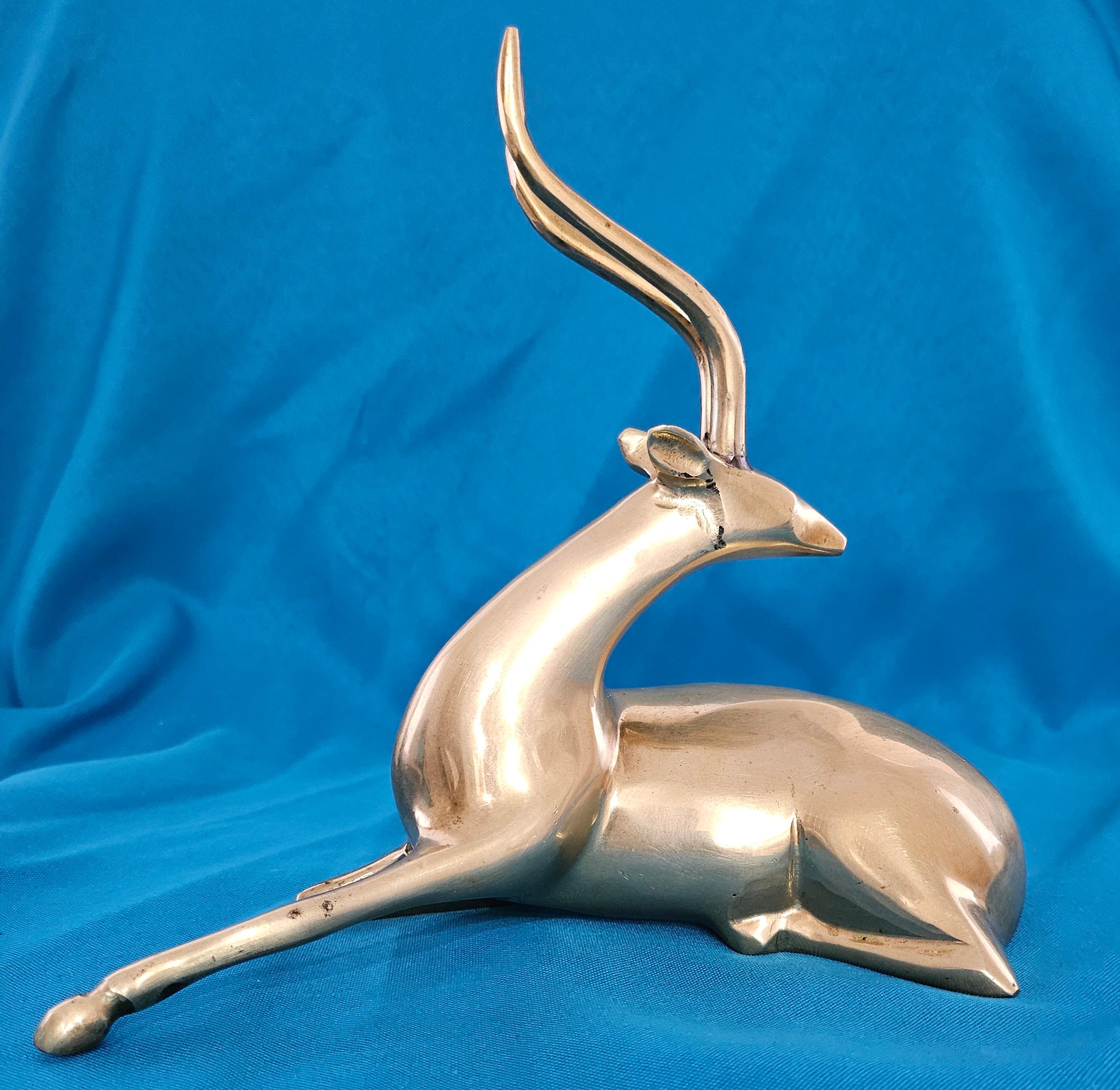 Escultura de latón Antílope/Gacela de MCM de ocho pulgadas Estilo Loet Vanderveen.  VENTA DE CIERRE
AVISO: Nuestra 1ª TIENDA DIBS CERRARÁ A FINALES DE MAYO
Esta atractiva escultura moderna de mediados de siglo mide aproximadamente 8 x 8 x 3