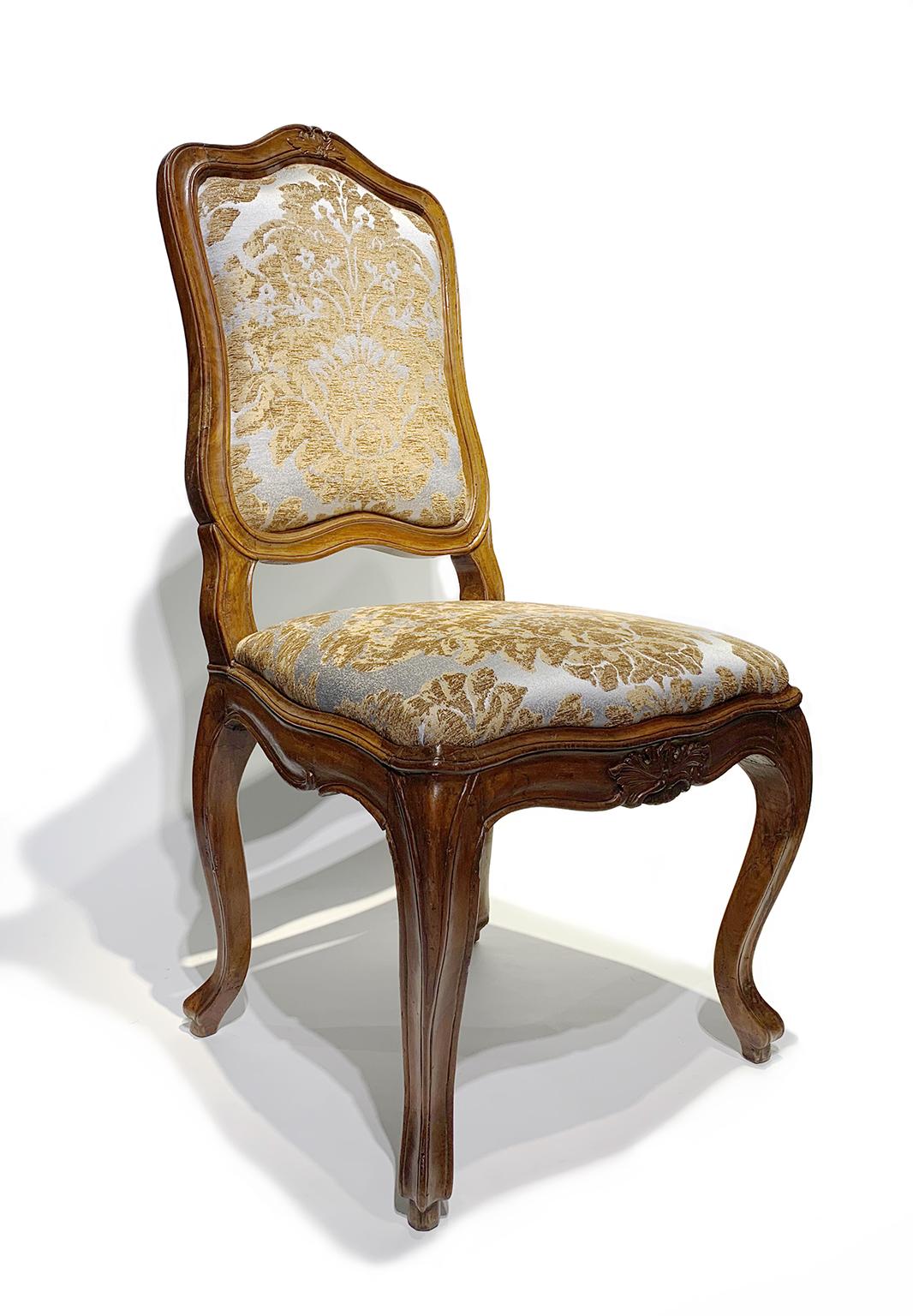 Eight Italian Chairs in Carved Walnut, Genoa, circa 1750 In Good Condition In Milano, IT