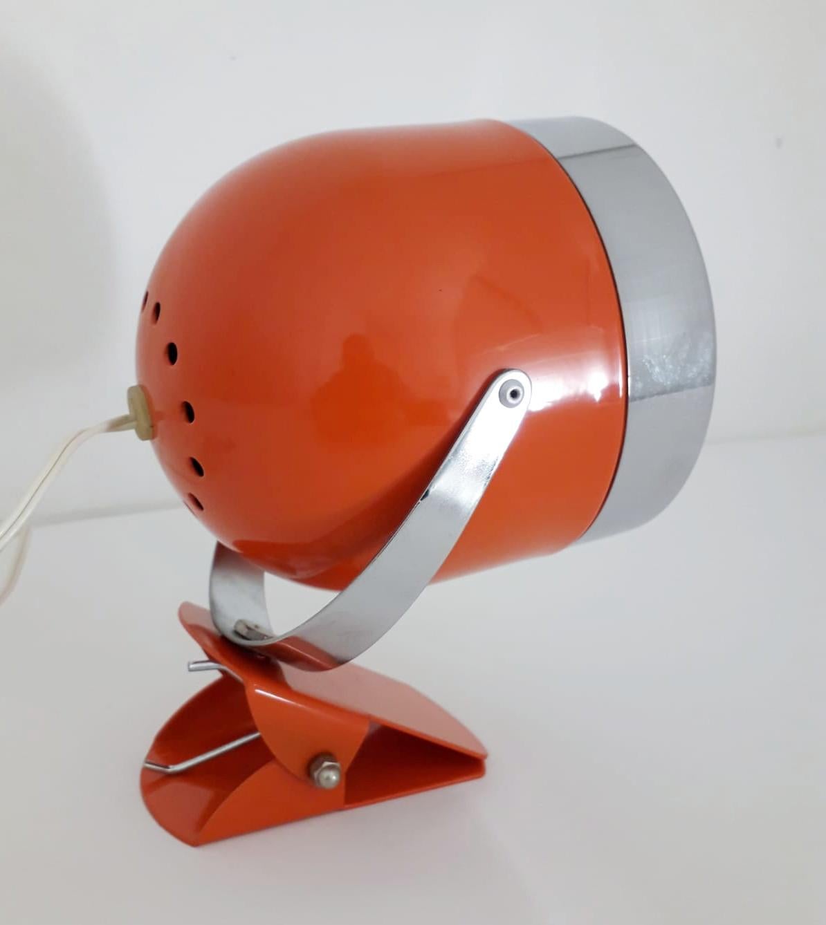 Vintage Italian adjustable spotlight with glossy orange enameled body and chrome hardware, mounted with simple clip base, can be used as wall light or table lamp / Made in Italy, circa 1970s
1 light / E14 type / max 40W
Measures: Height 7 inches,