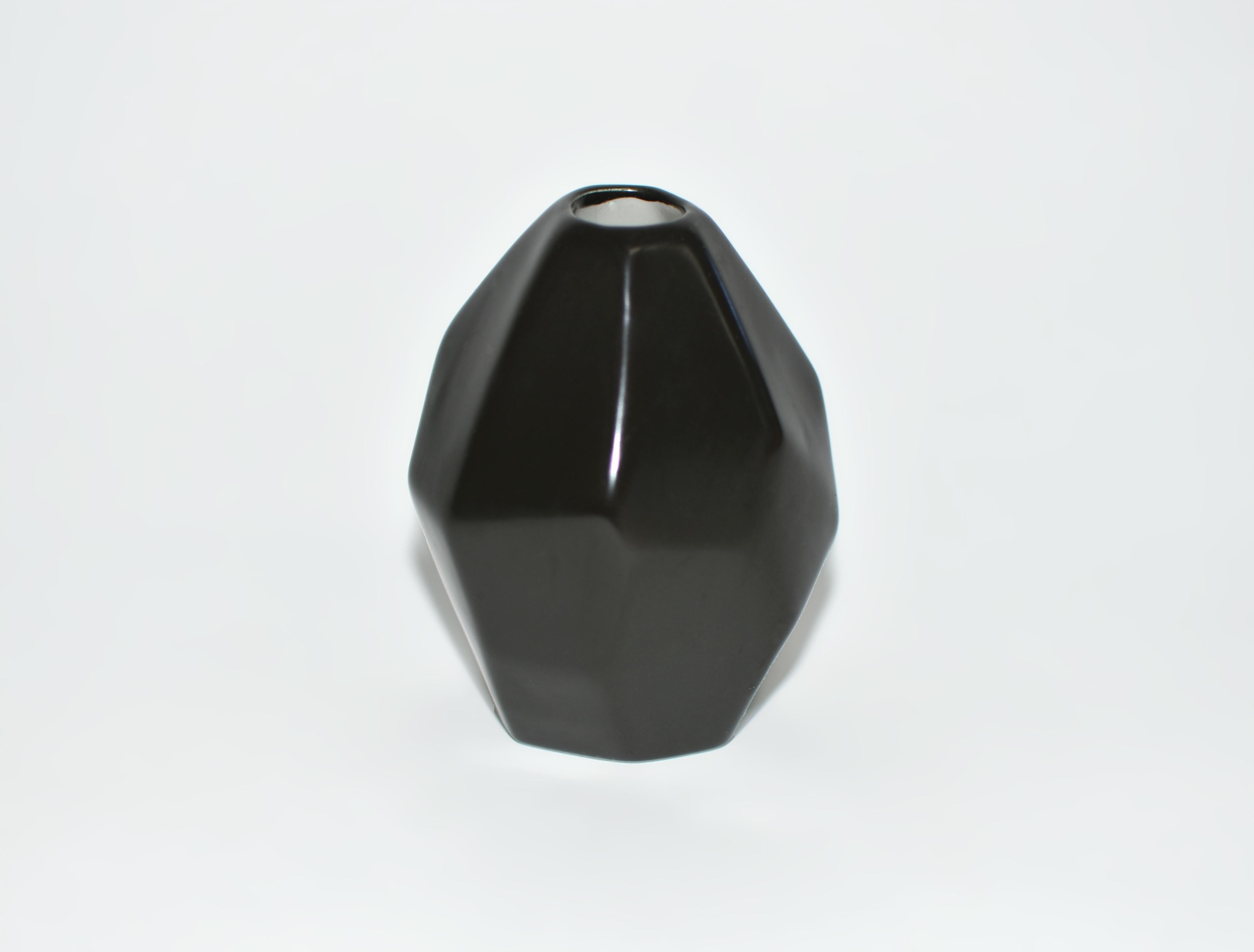 Ein wunderschönes Set aus 8 Mini-Keramikvasen, die alle in Handarbeit hergestellt, handbemalt und glasiert wurden. Die Kollektion umfasst je eine Vase aus schwarzem Onyx, Rubin, Teal, Lavendel, Celadon und drei rosa Vasen. Jedes von ihnen ist