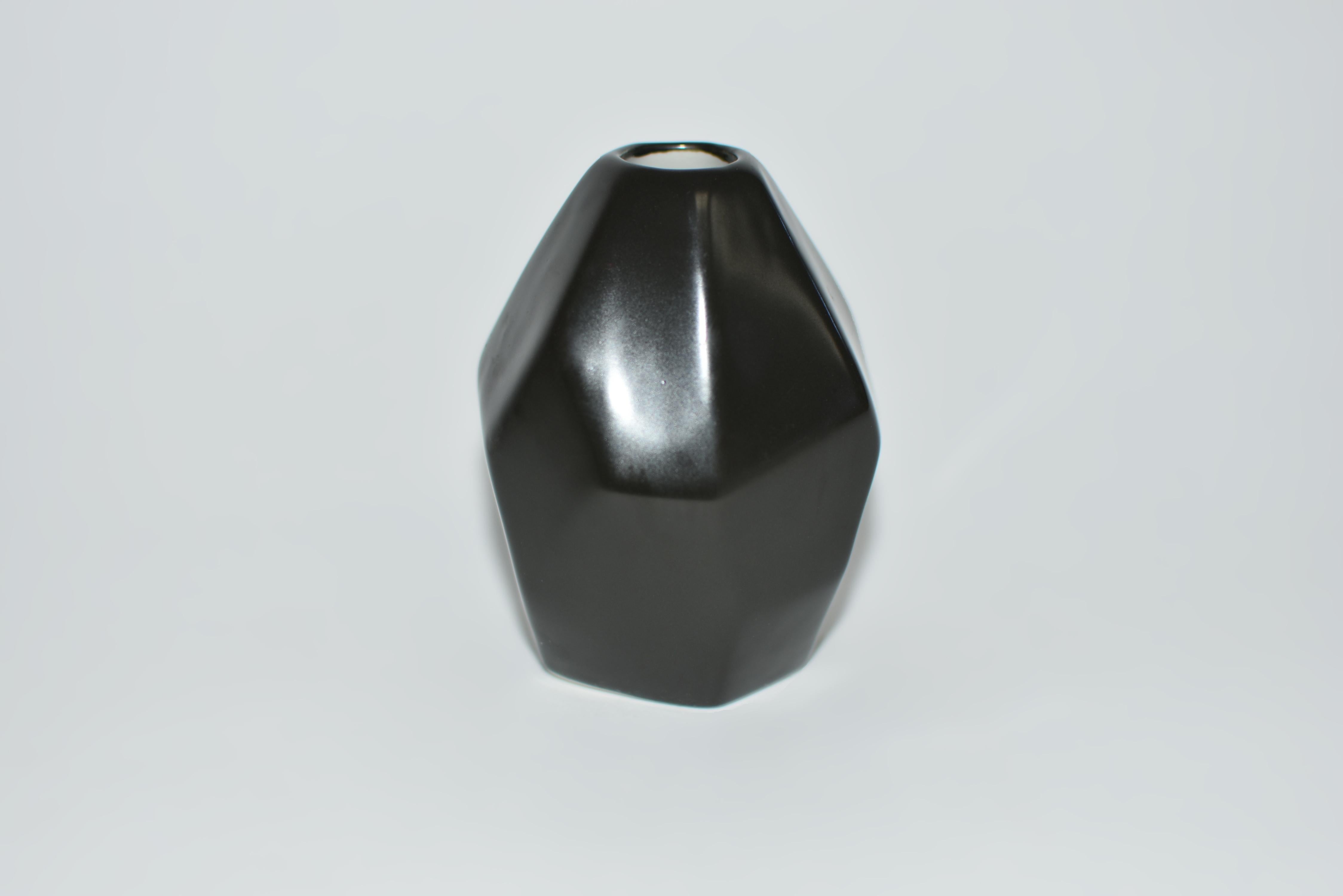 Acht japanische Wabi Sabi Mini-Keramikvasen, Wabi Sabi, schwarzer Diamant (Japanisch) im Angebot
