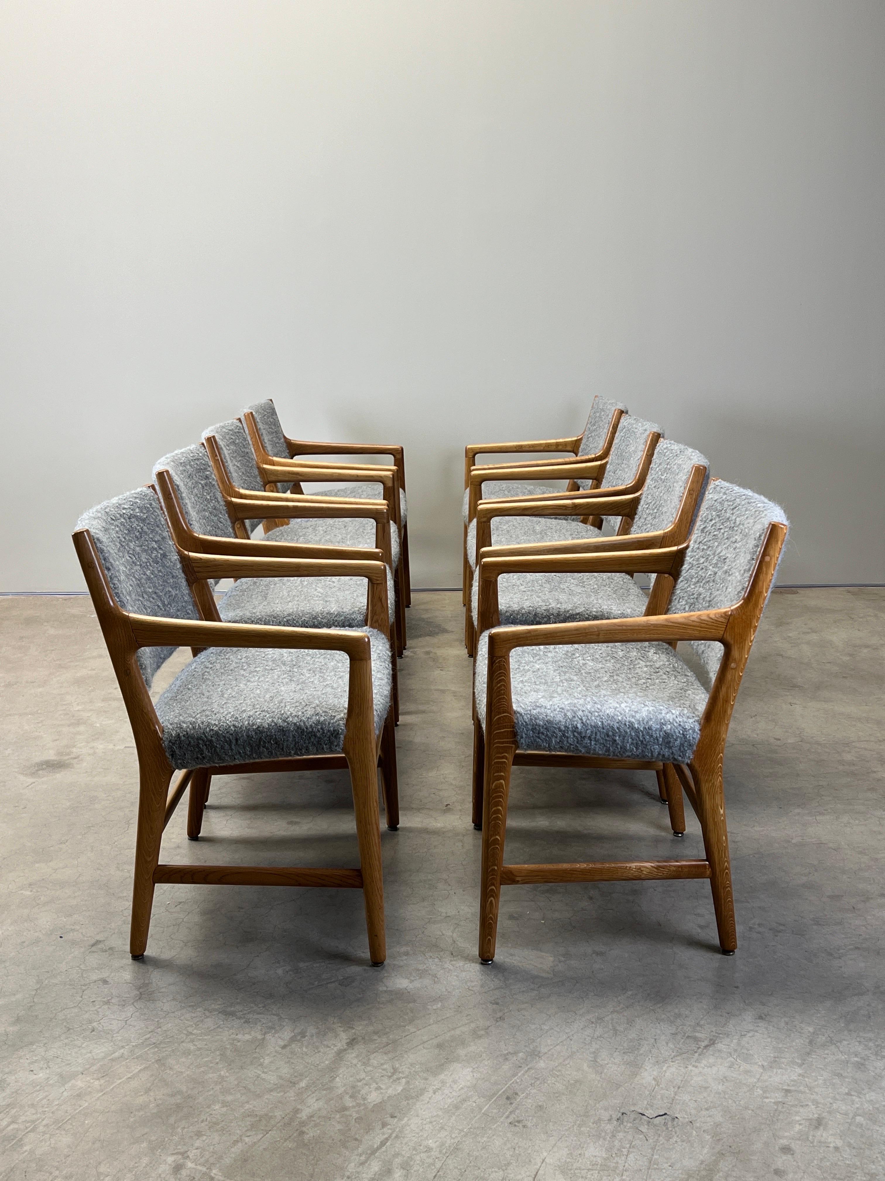 Ein Satz von acht Sesseln aus Eichenholz, Modell JH507, entworfen von Hans Wegner für Johannes Hansen.   Vollständig restauriert. Neu lackiert und mit HOLLY HUNT-Stoff neu gepolstert. 

Dieses Set von Stühlen stammt direkt aus der Francis A.