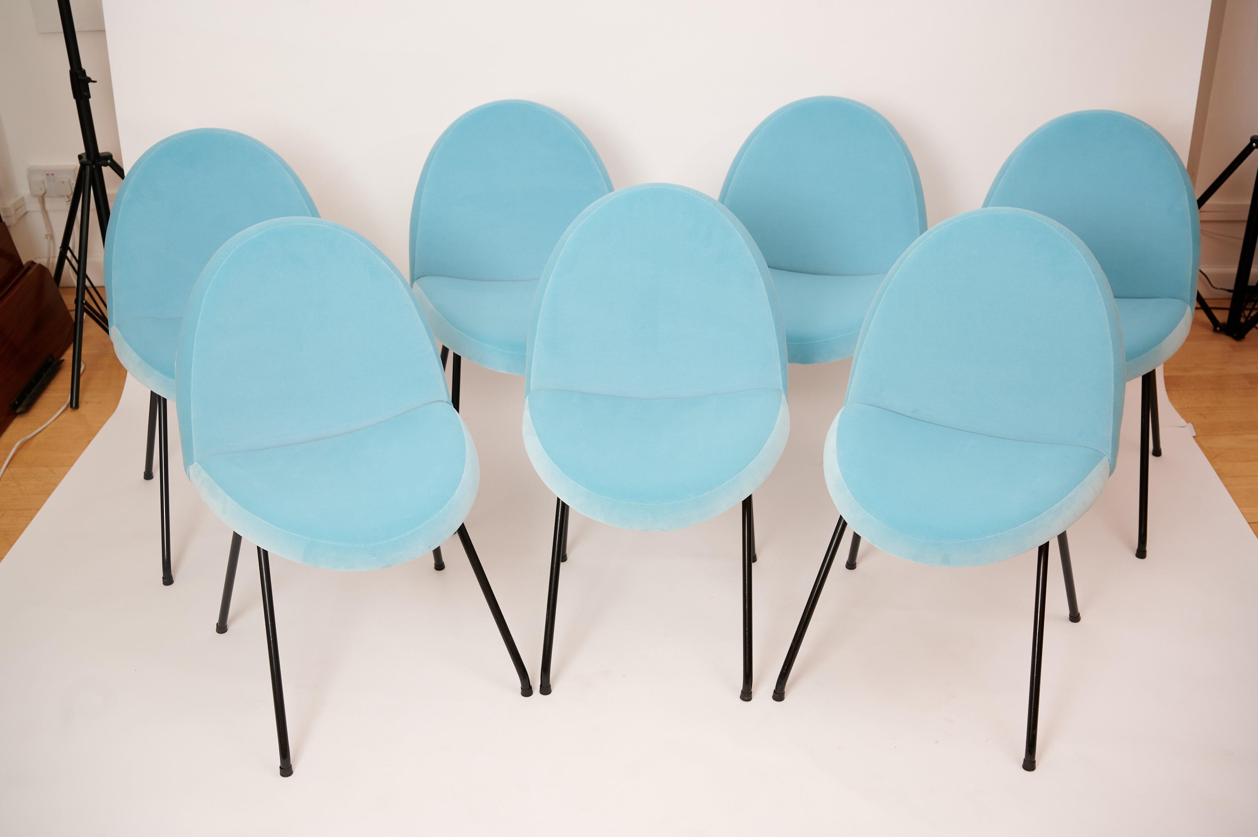 A rare set of 8 Joseph-Andre Motte model '771' dining chairs. 

'Tongue' chairs.



 