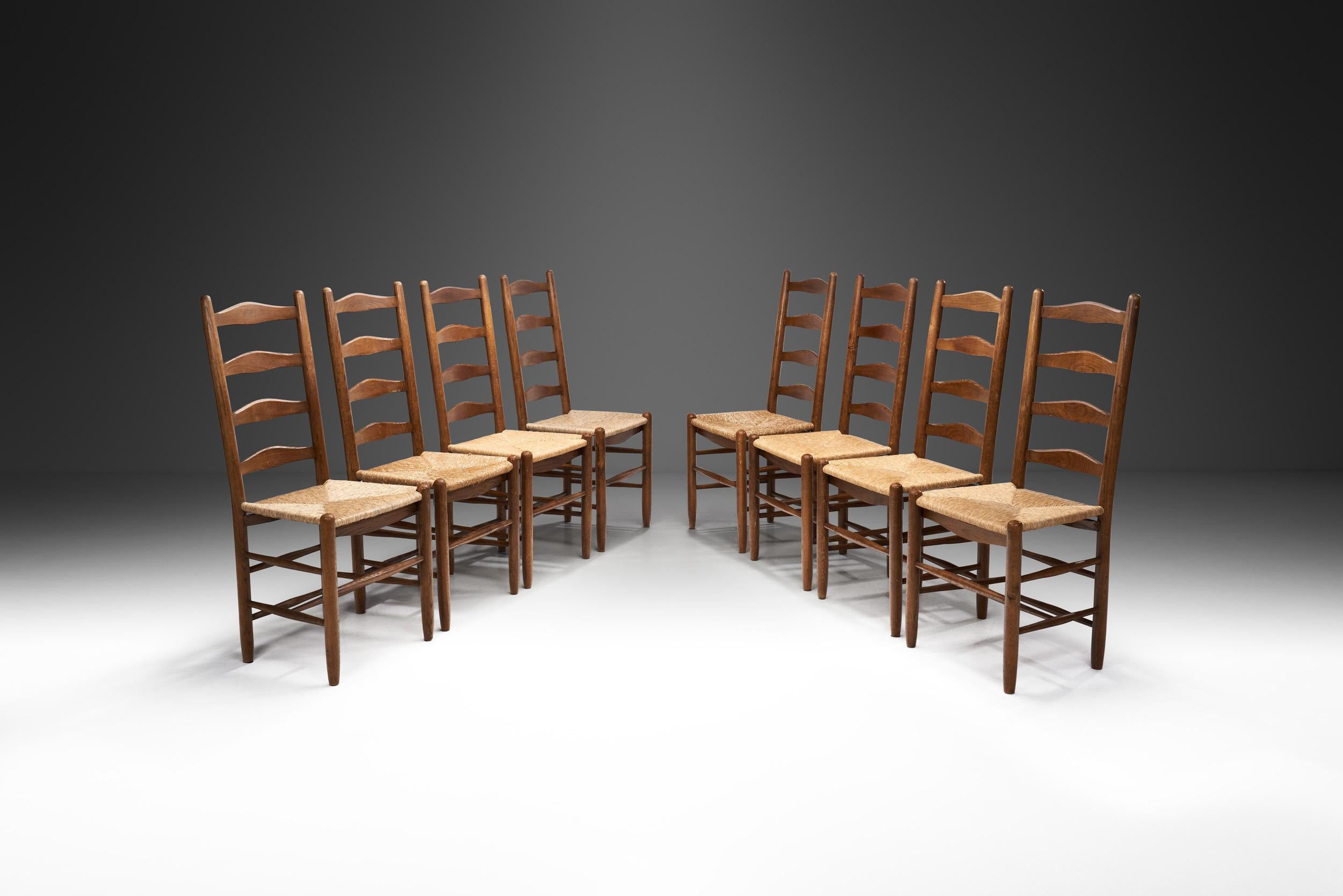 Au cours du XXe siècle, les designers européens ont fusionné les techniques et les styles artisanaux traditionnels avec les matériaux, le design et l'industrie modernes. La chaise à dossier en échelle était l'une des chaises les plus populaires de