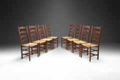 Ocho sillas de comedor con respaldo de escalera y asientos de junco, Europa finales del siglo XX