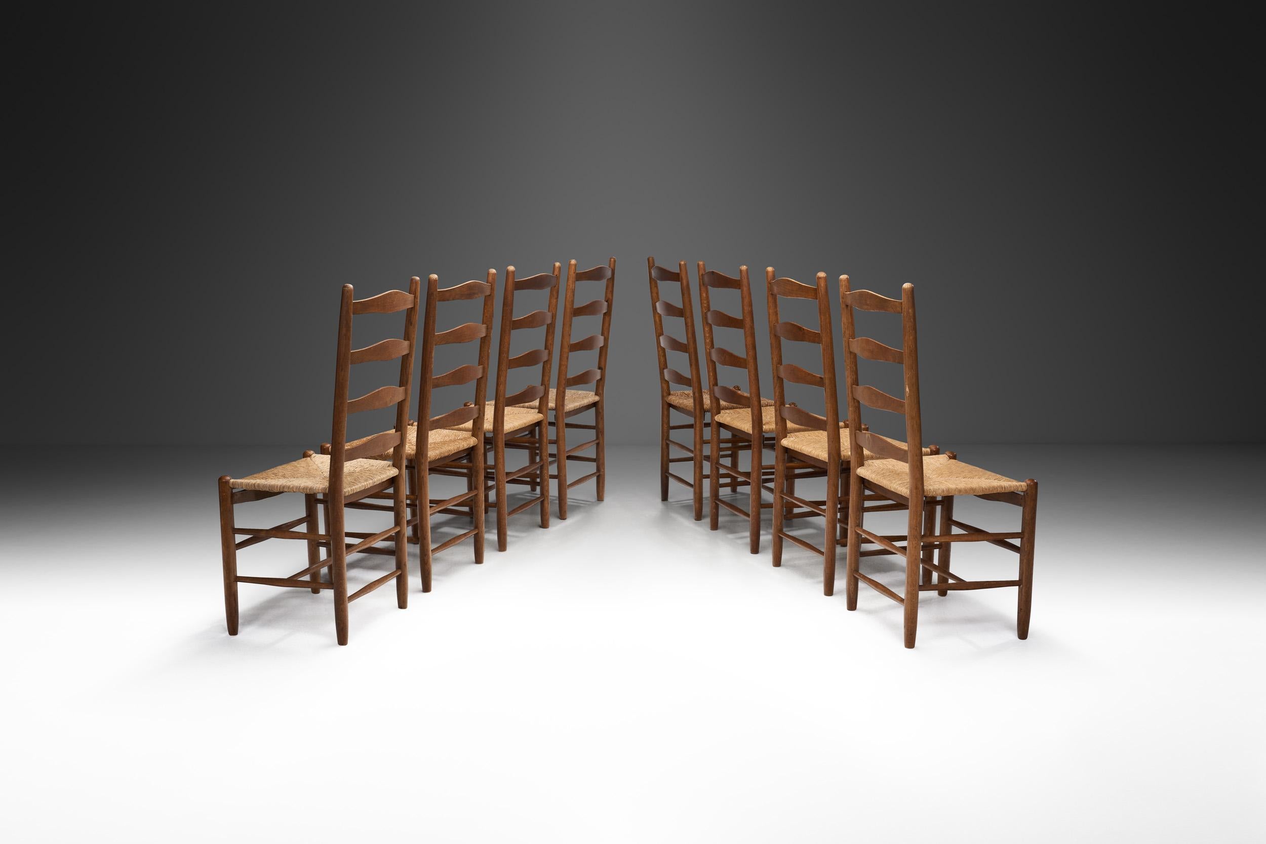 Mid-Century Modern Huit chaises de salle à manger à dossier en échelle et sièges en jonc, Europe, fin du 20e siècle en vente