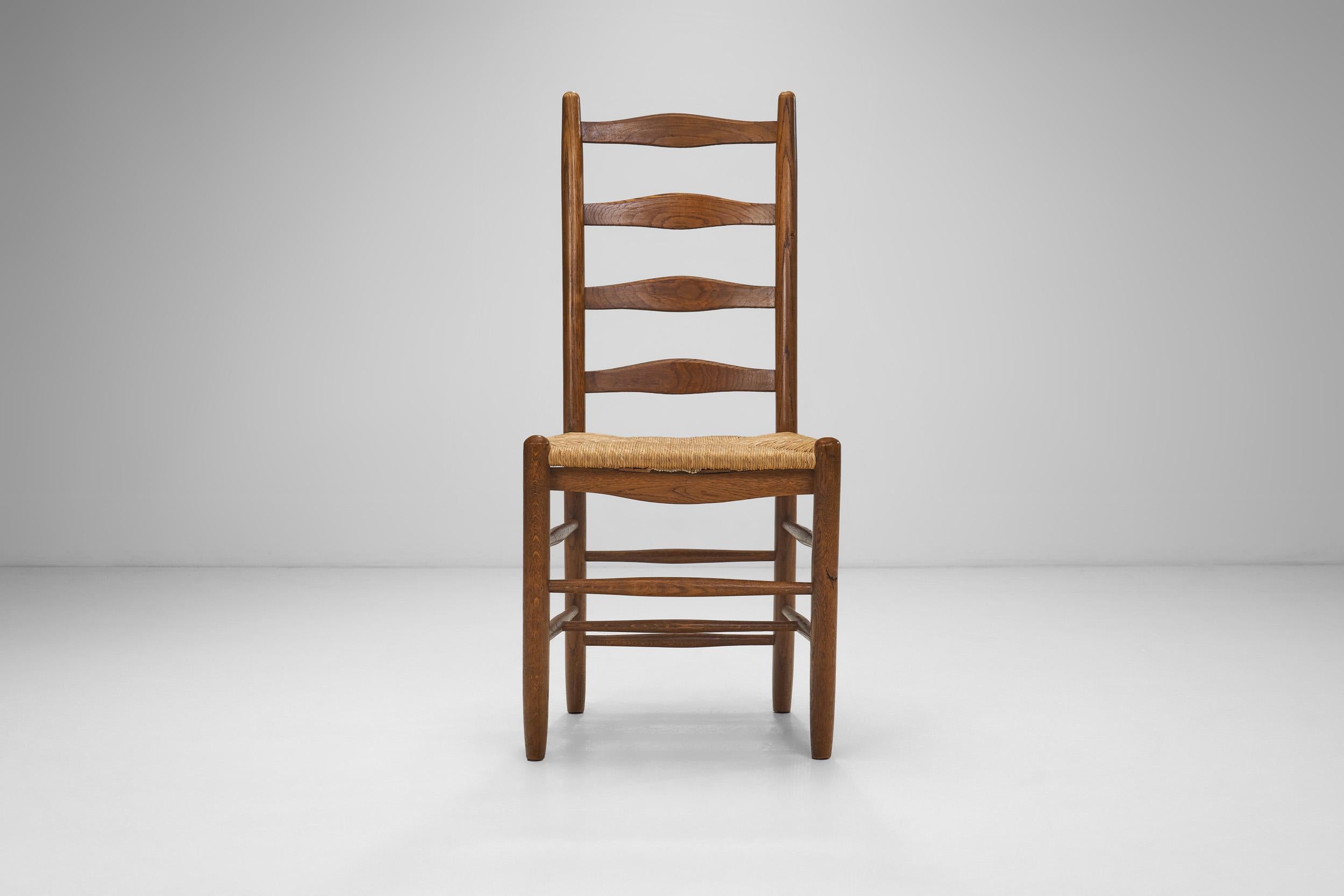 Huit chaises de salle à manger à dossier en échelle et sièges en jonc, Europe, fin du 20e siècle en vente 1