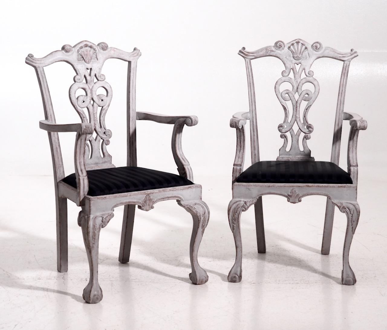 Schöner Satz von acht großen Stühlen (darunter zwei Sessel), reich geschnitzt, Anfang 20. Jahrhundert.