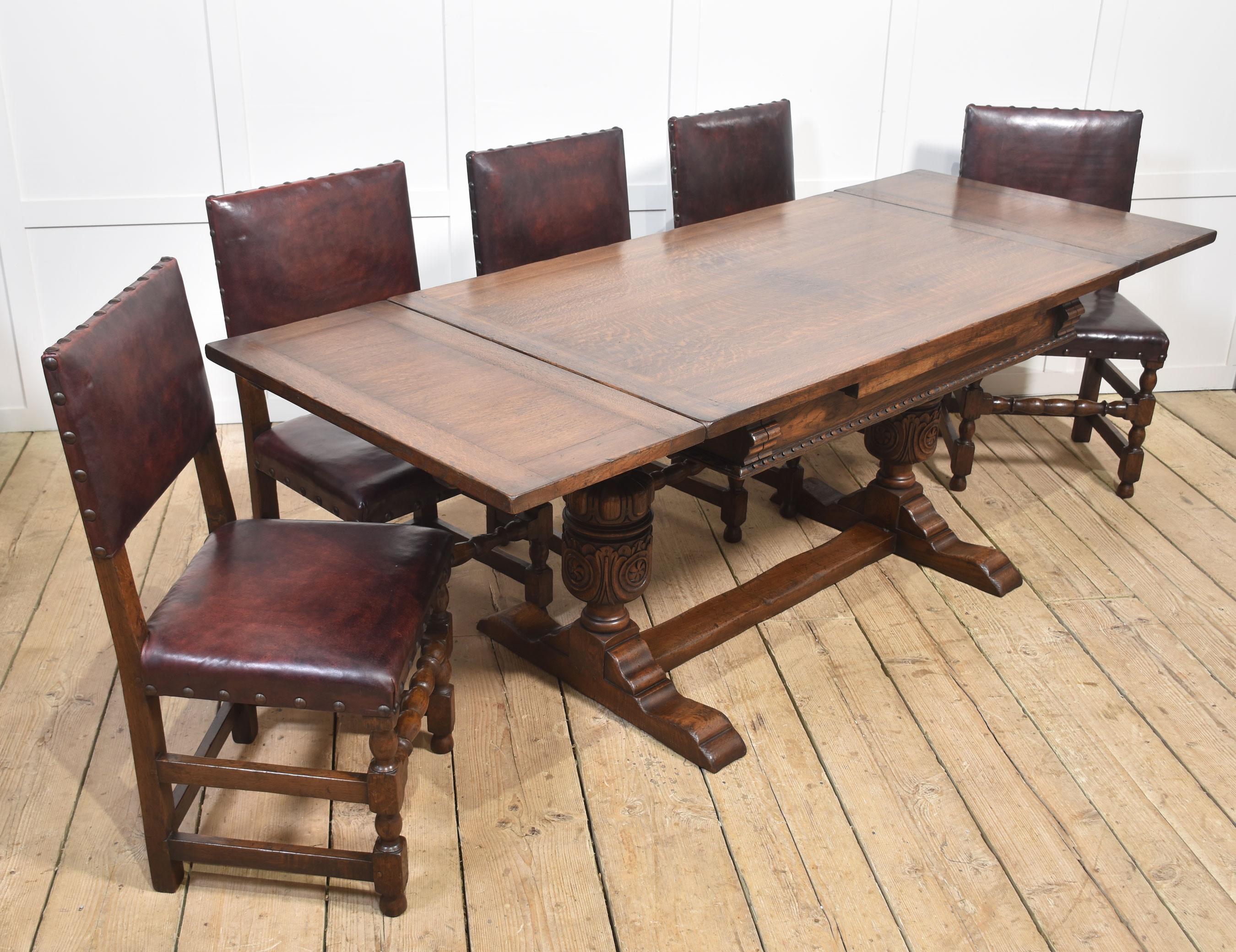 Set di otto sedie da pranzo, con schienale quadrato in pelle e sedili imbottiti, con braccioli imbottiti. Il tutto è sollevato su gambe anteriori tornite unite da barelle.
Poltrone
Altezza 37 pollici Altezza del sedile 18,5 pollici
Larghezza 24,5
