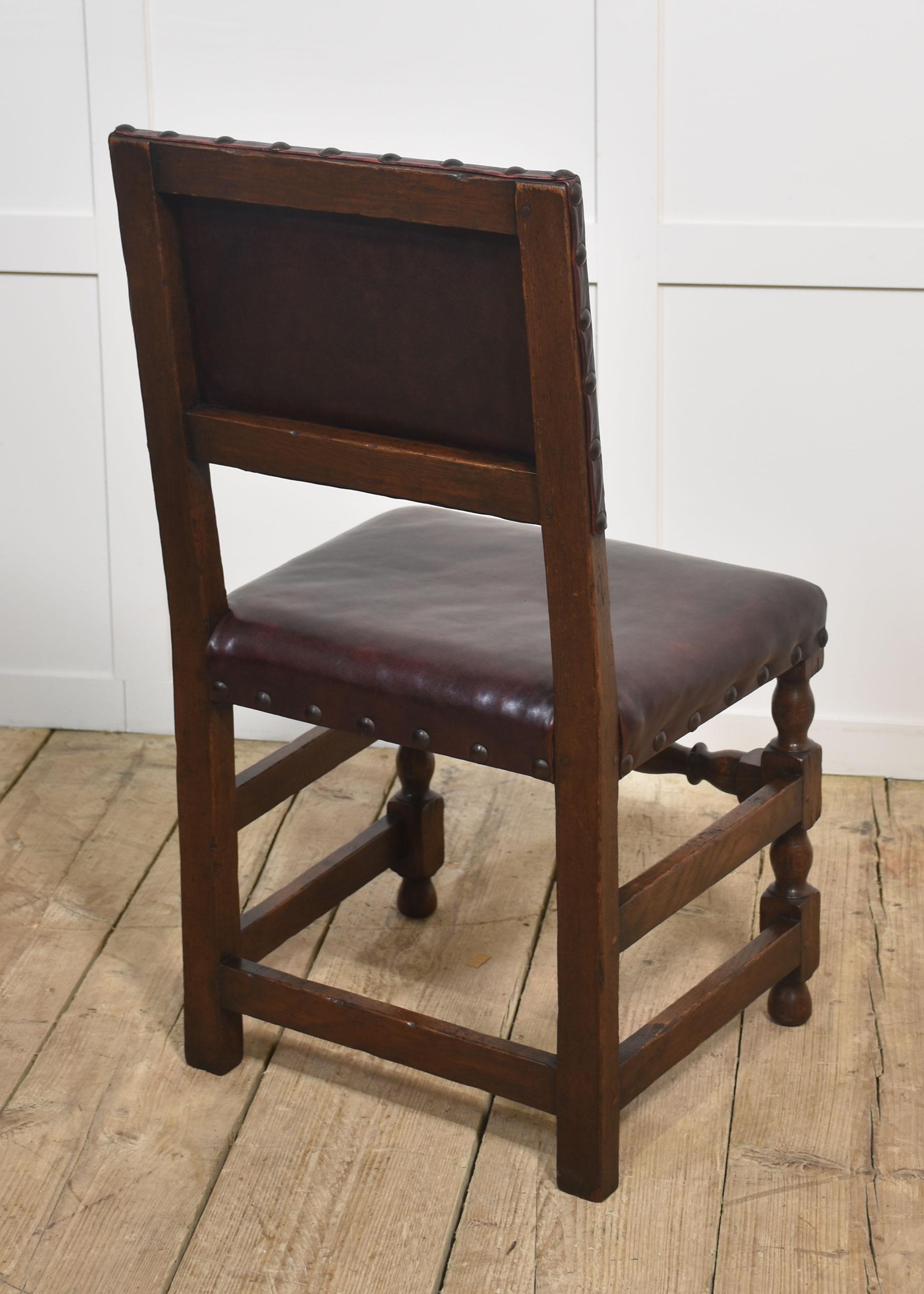Otto sedie da pranzo in pelle imbottite in rovere Oak in vendita 3