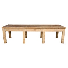Tisch mit acht Beinen und Zapfenkonstruktion