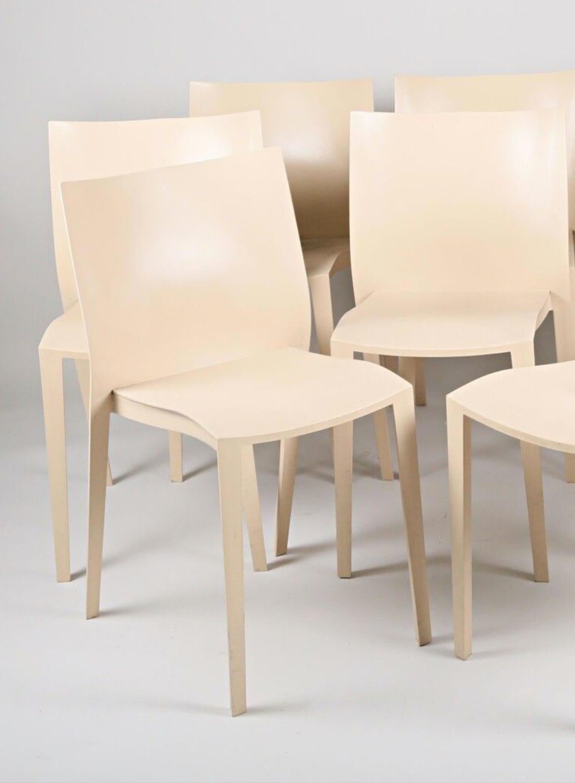 Chaises en plastique bien connues de Philippe Starck en couleur crème clair avec un tampon sous le siège.
Pourrait être vendu séparément.
vers 1999.