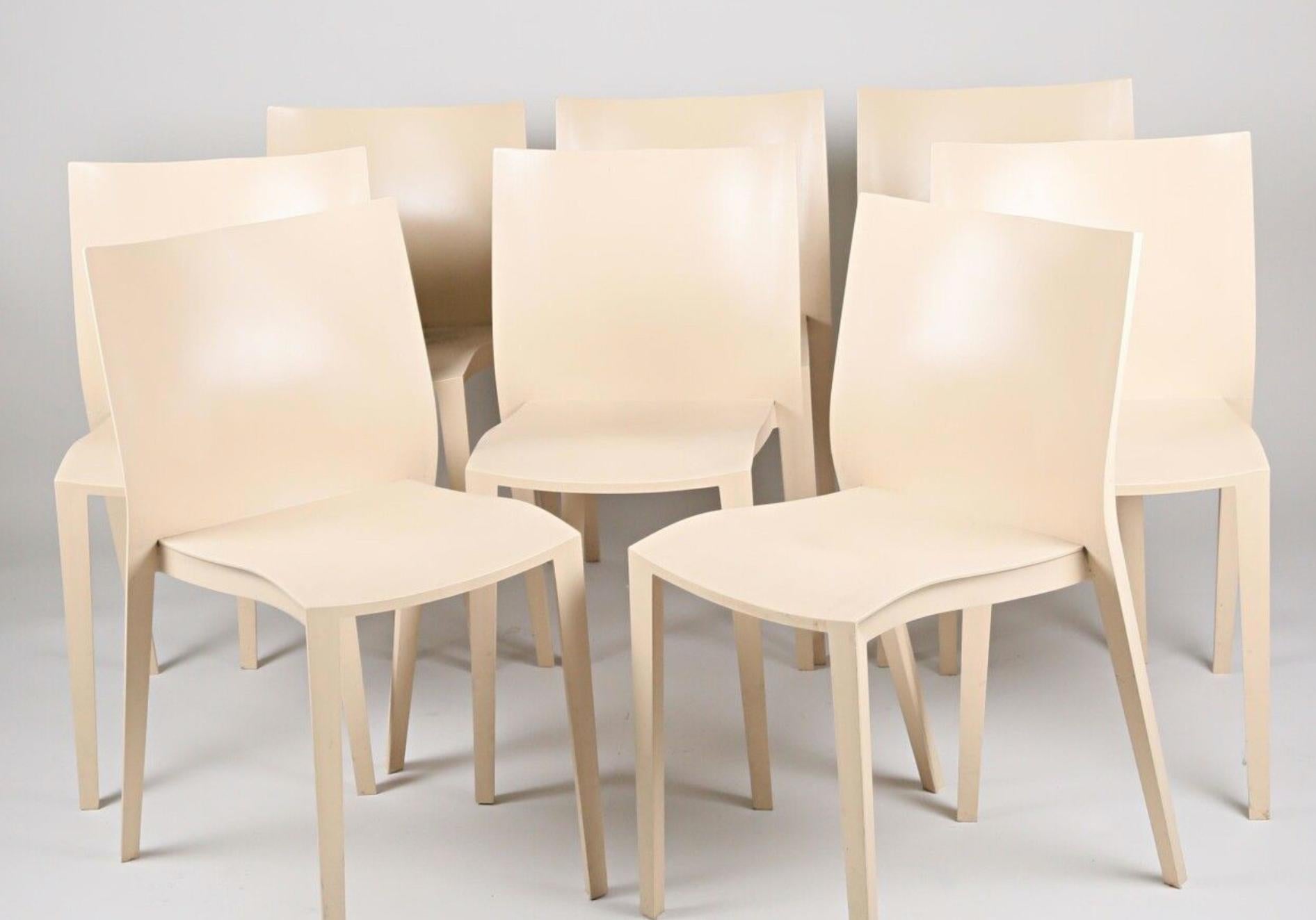 Huit chaises en plastique de couleur crème claire Slick de Philippe Starck Bon état - En vente à Sofia, BG