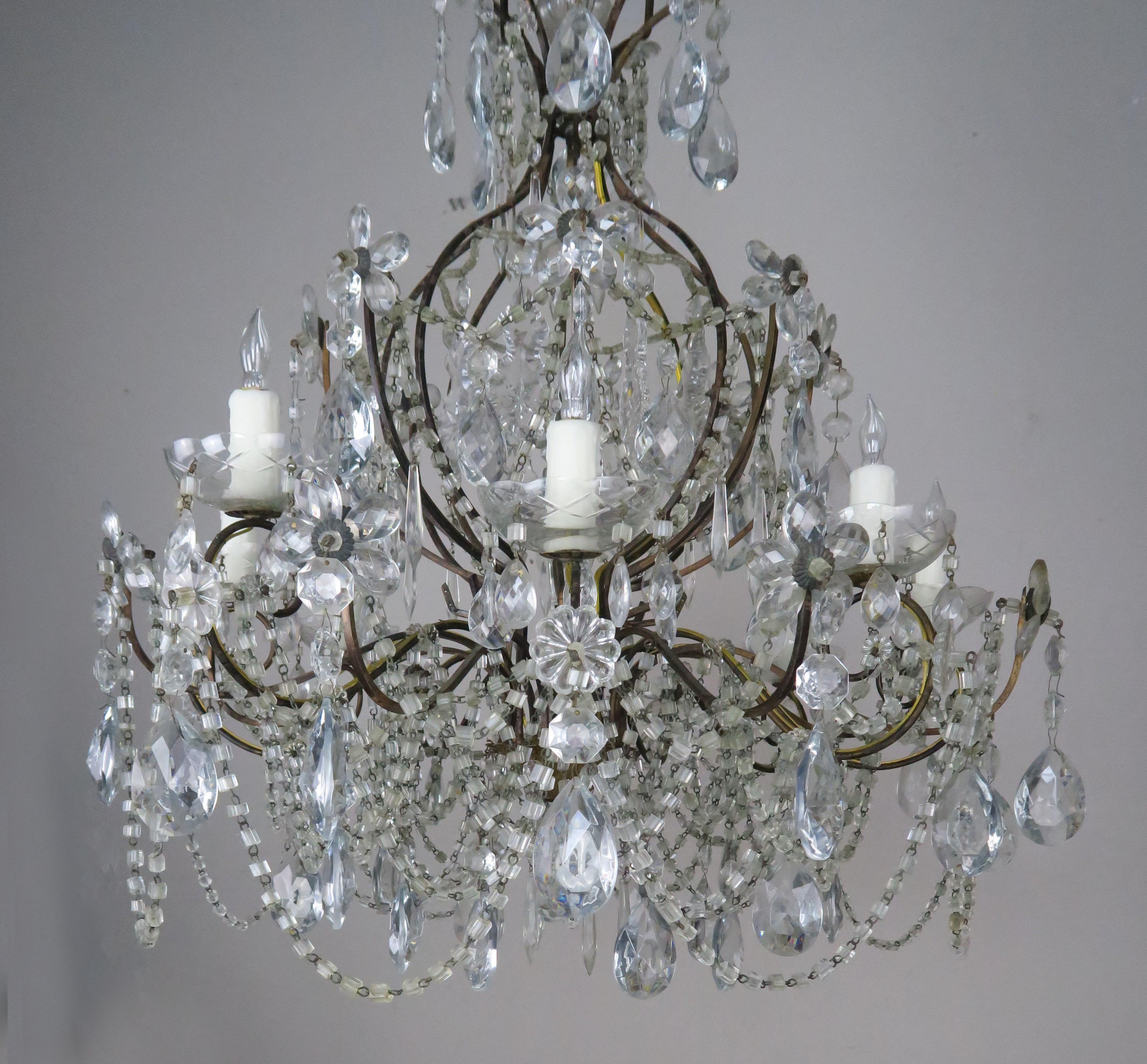 Eight-Light French Crystal Beaded Chandelier with Flowers (Französisch)