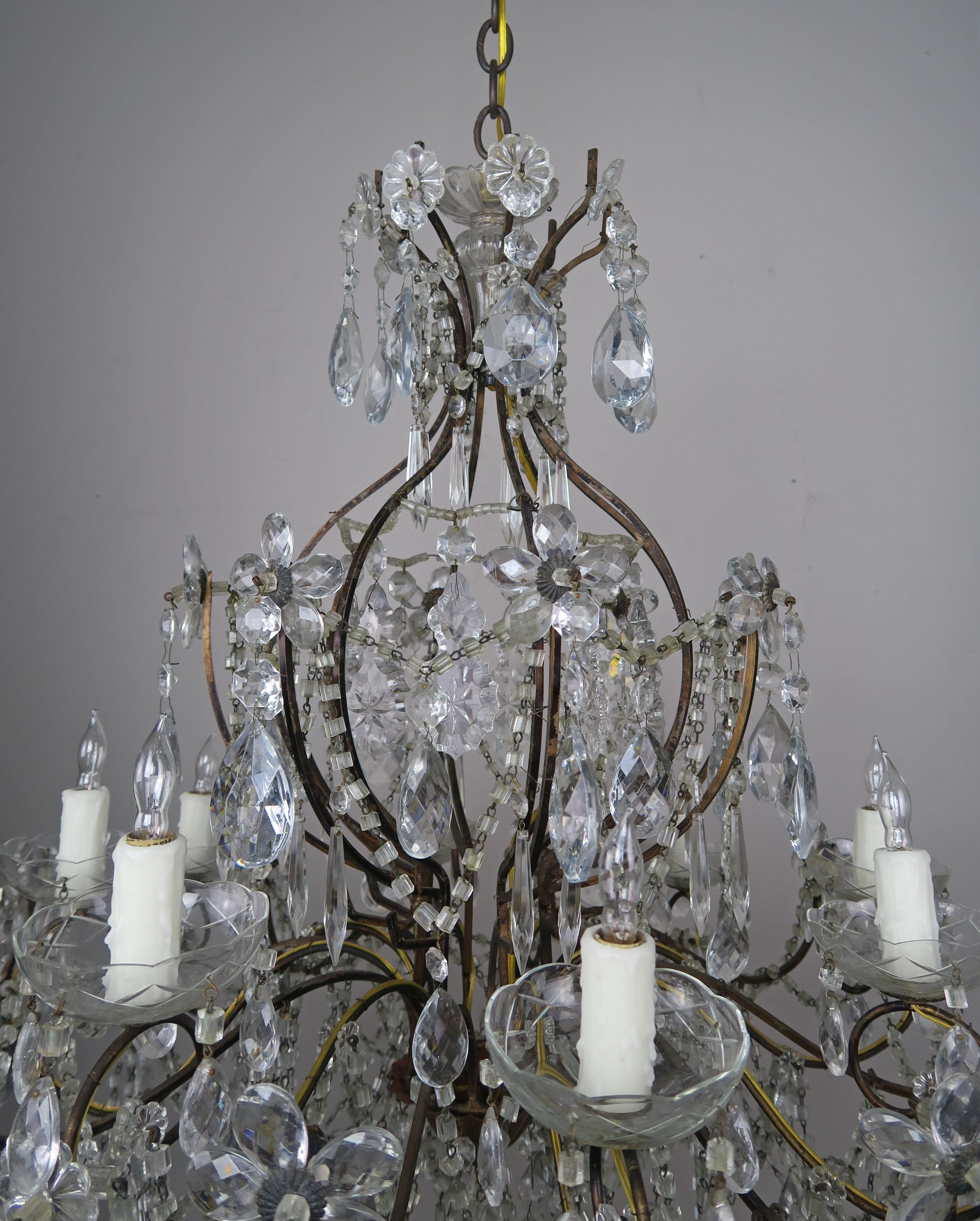 Eight-Light French Crystal Beaded Chandelier with Flowers im Zustand „Gut“ in Los Angeles, CA