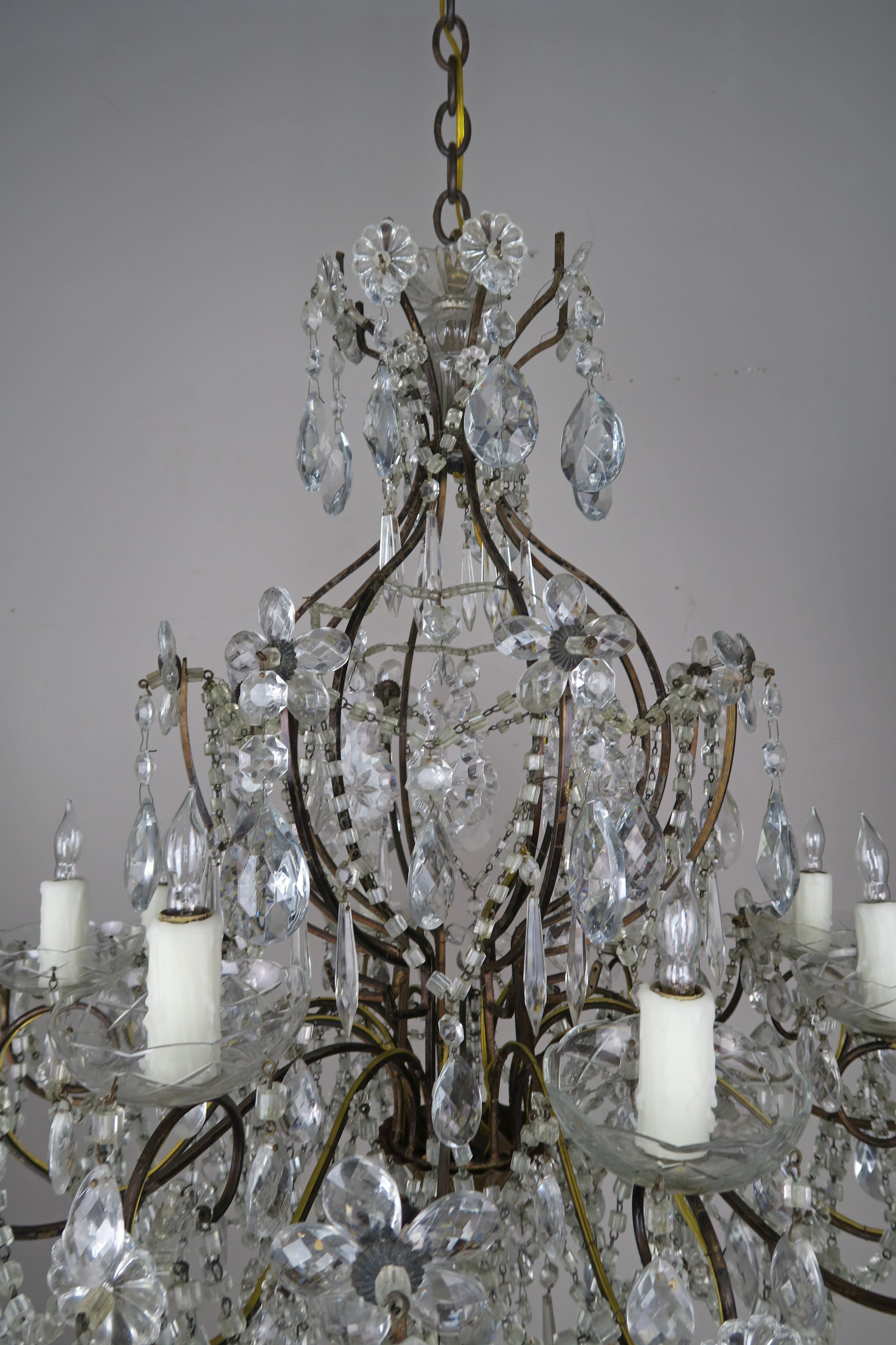 Eight-Light French Crystal Beaded Chandelier with Flowers (Metall)
