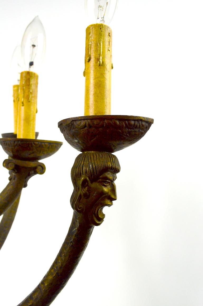 Lustre à huit lumières gréco-romain néo-romain Arts & Crafts en vente 1
