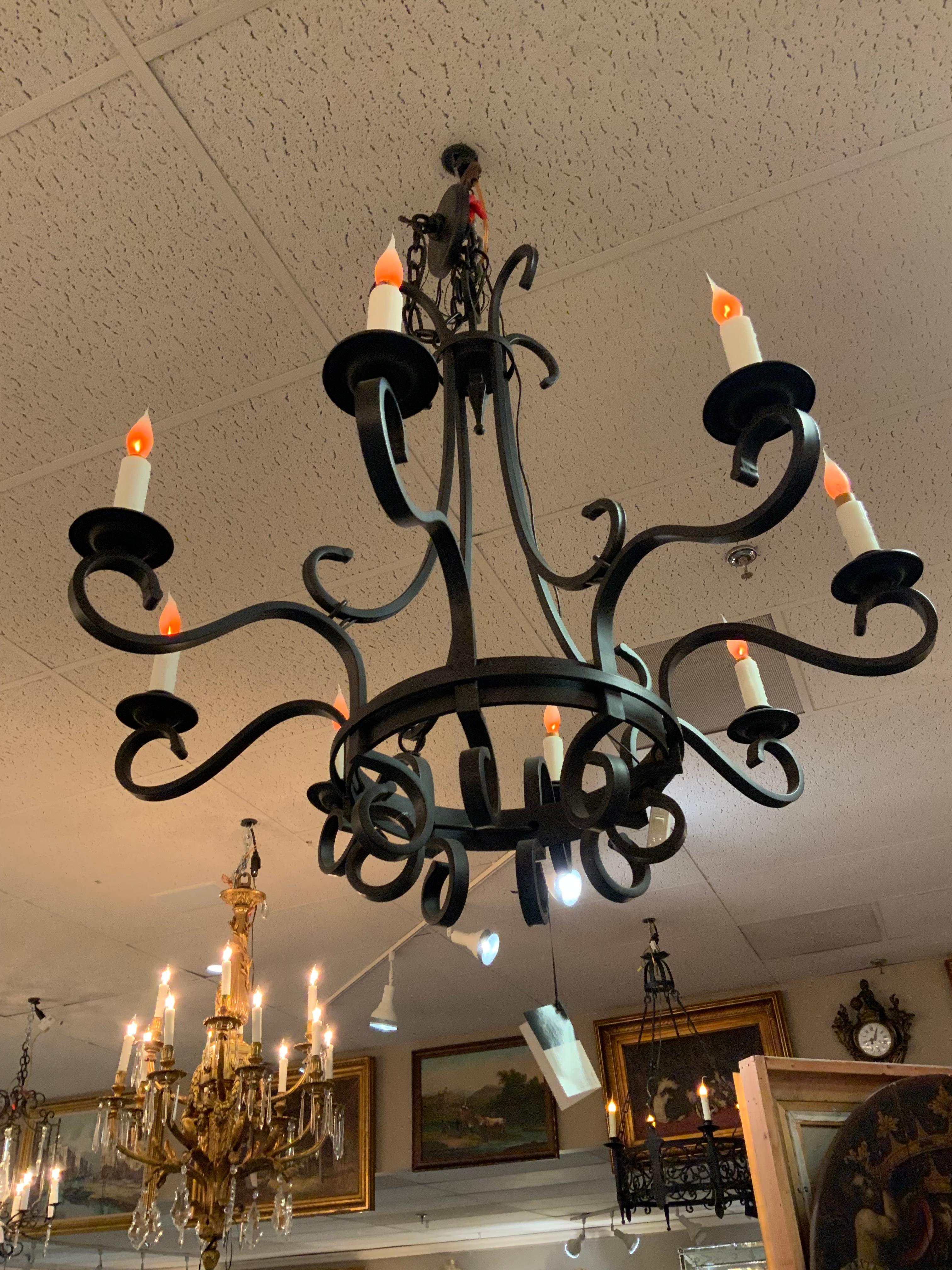 Spagnolo Lampadario a otto luci in ferro con bracci a spirale in vendita