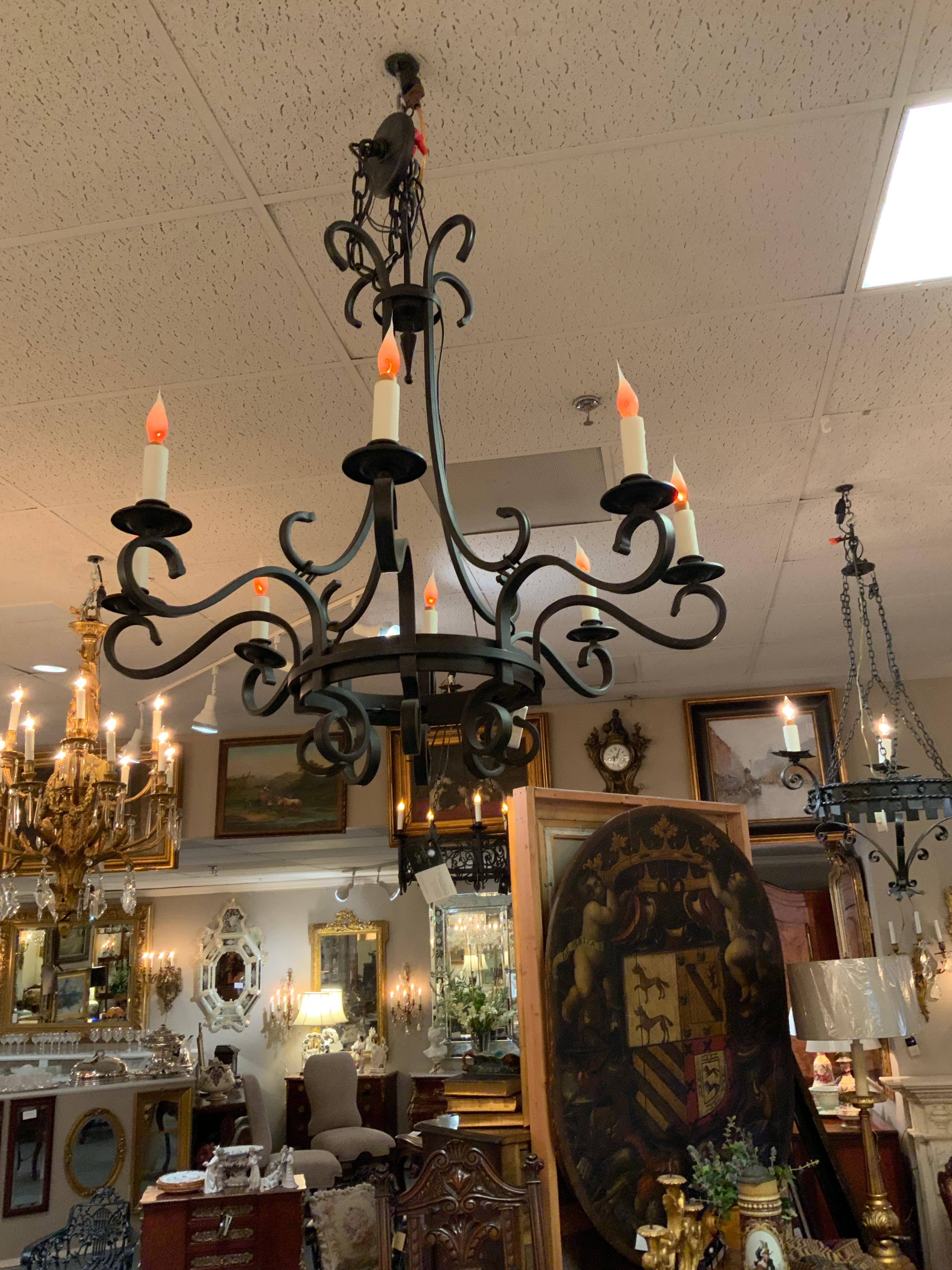 Lampadario a otto luci in ferro con bracci a spirale In condizioni ottime in vendita a Houston, TX