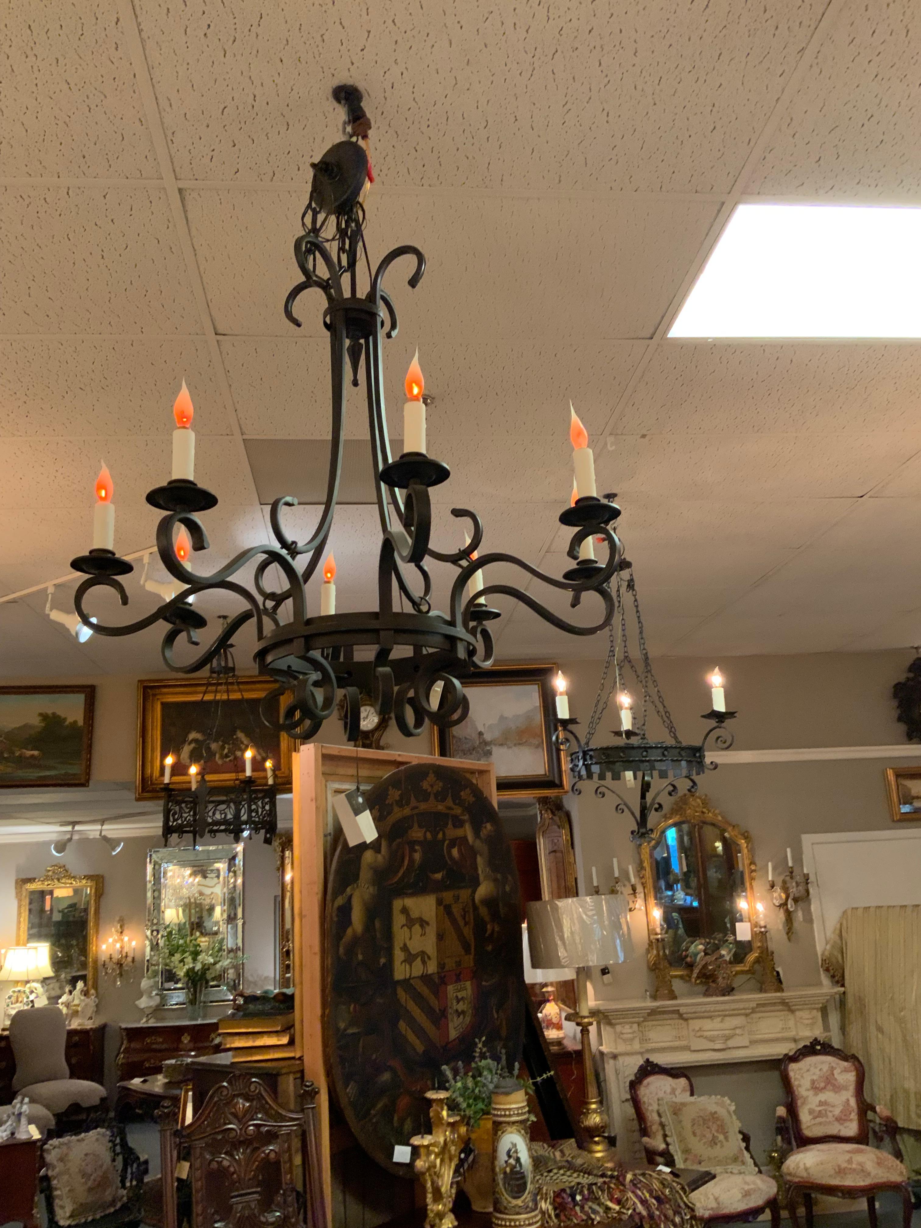 XXI secolo e contemporaneo Lampadario a otto luci in ferro con bracci a spirale in vendita