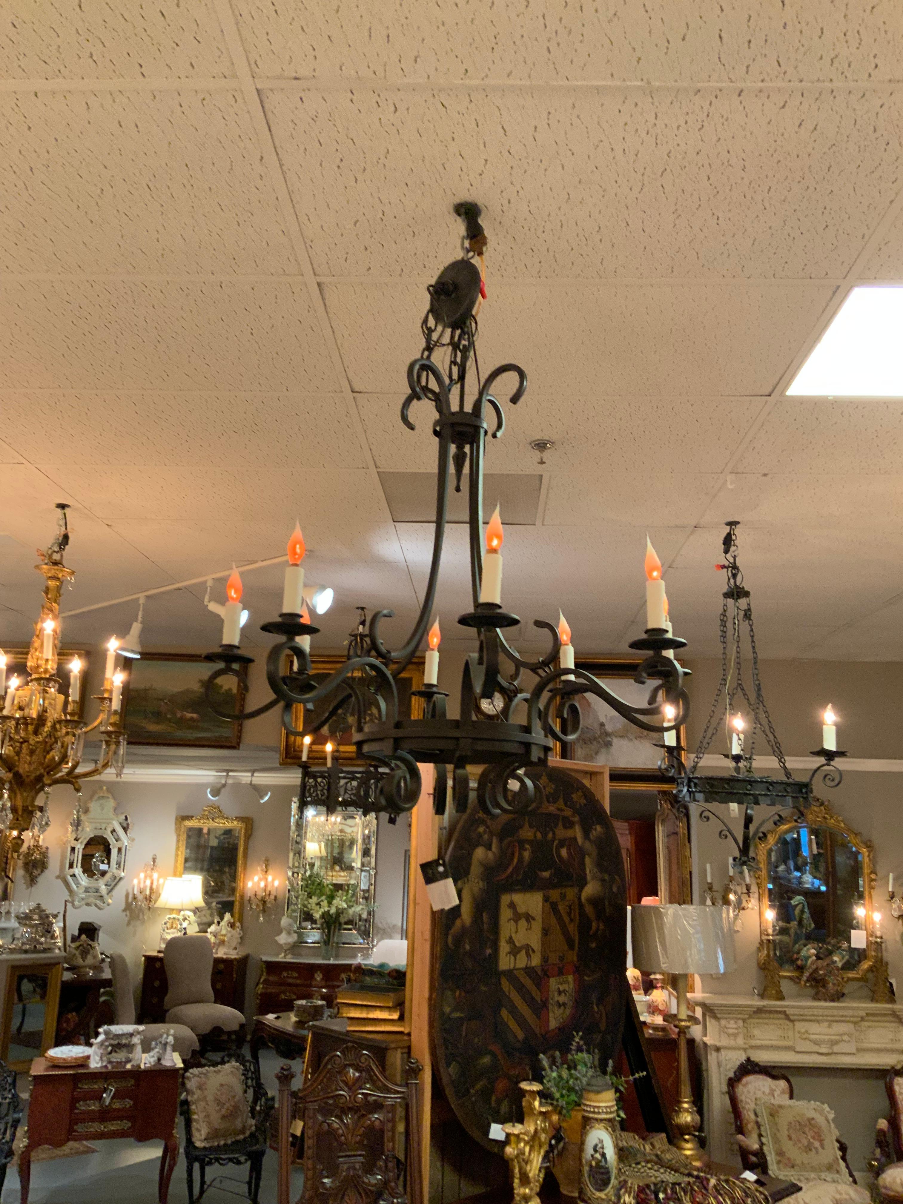 Lampadario a otto luci in ferro con bracci a spirale in vendita 1