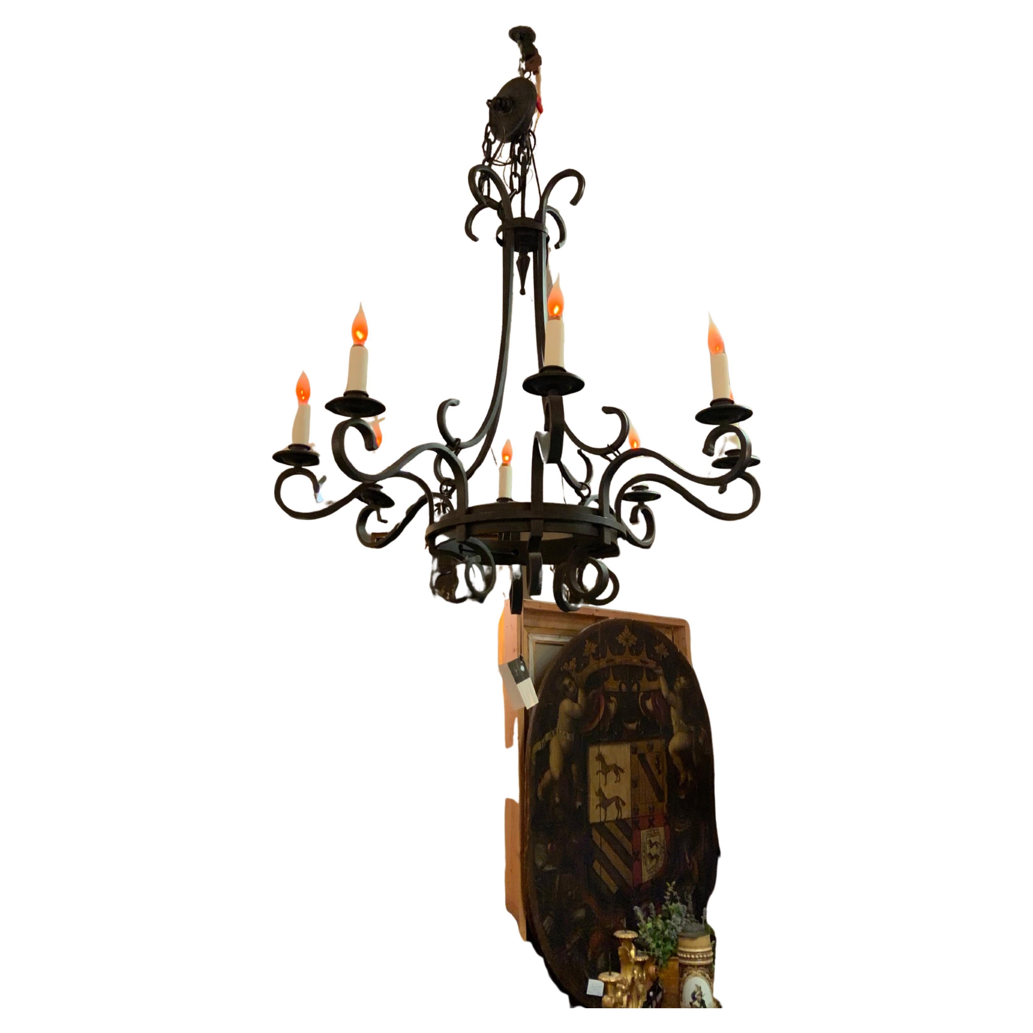 Questo raffinato lampadario in ferro ha un fascino contemporaneo.
Con ampi bracci a scorrimento e una buona altezza.
Il cablaggio è in buone condizioni e ha una tettoia.
È pronto per l'installazione 