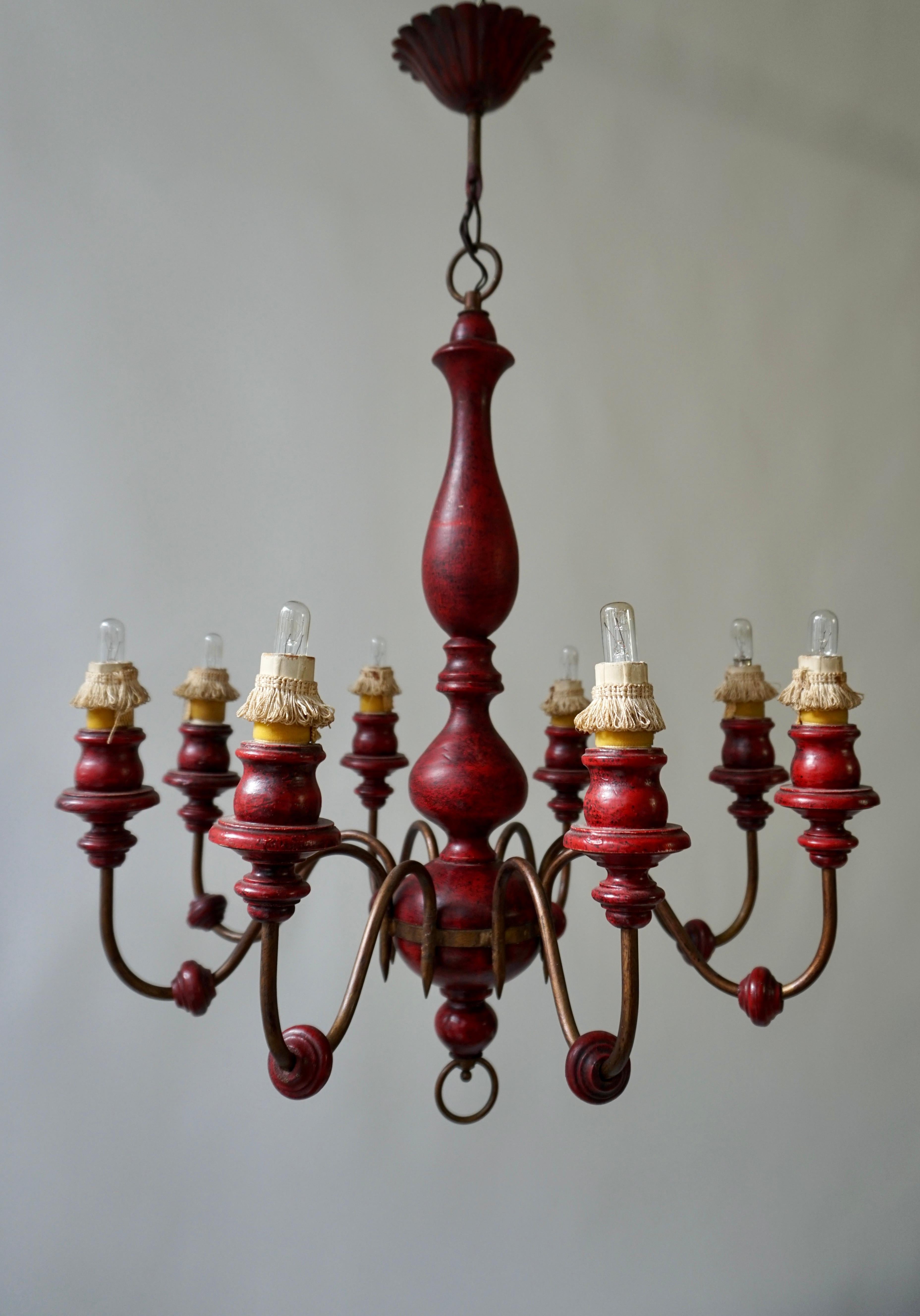 Eight Light Red painted Wood and Iron Chandelier In Good Condition For Sale In Antwerp, BE