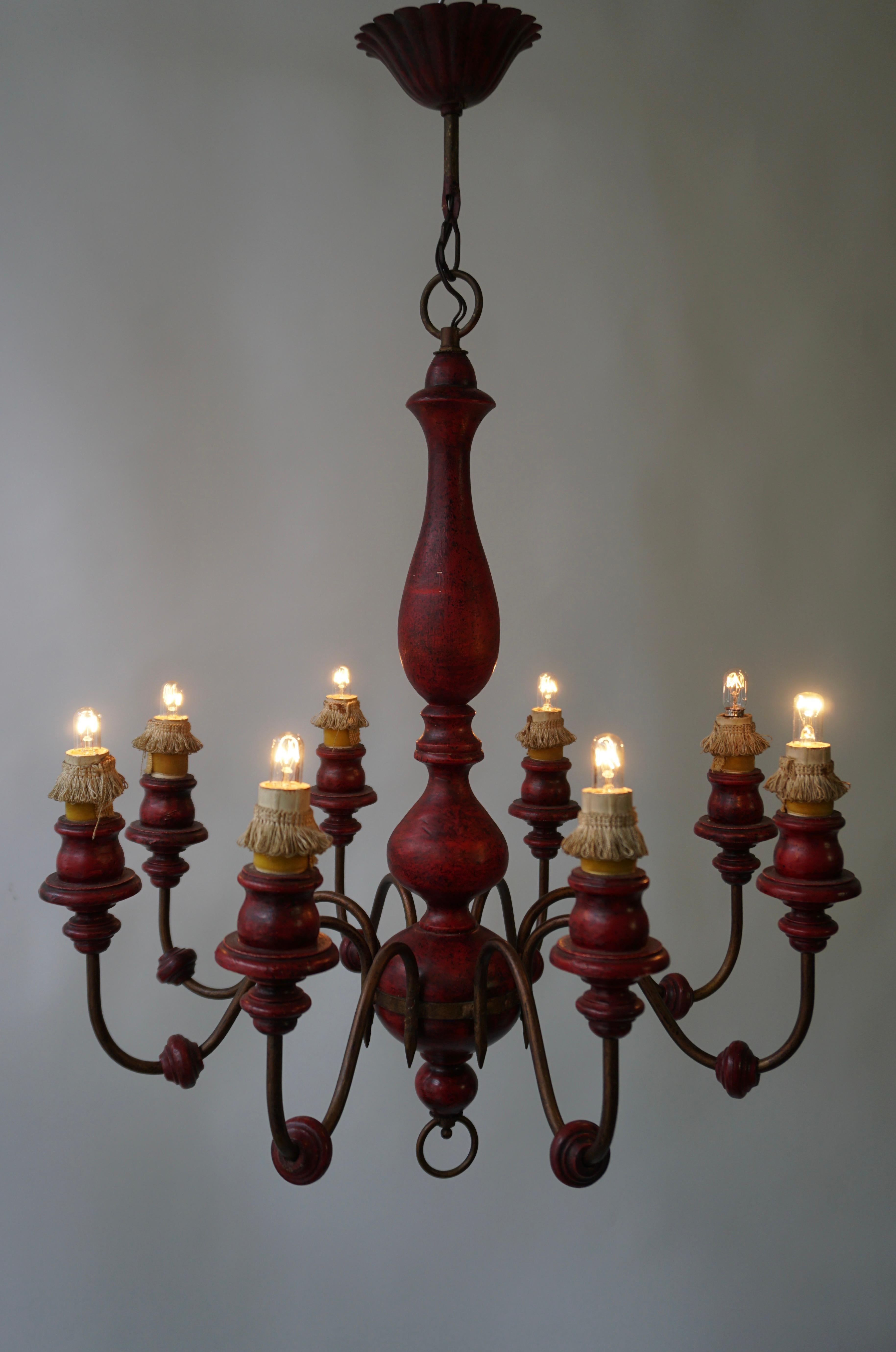 Achtflammiger Kronleuchter aus Holz und Eisen, rot lackiert (20. Jahrhundert) im Angebot