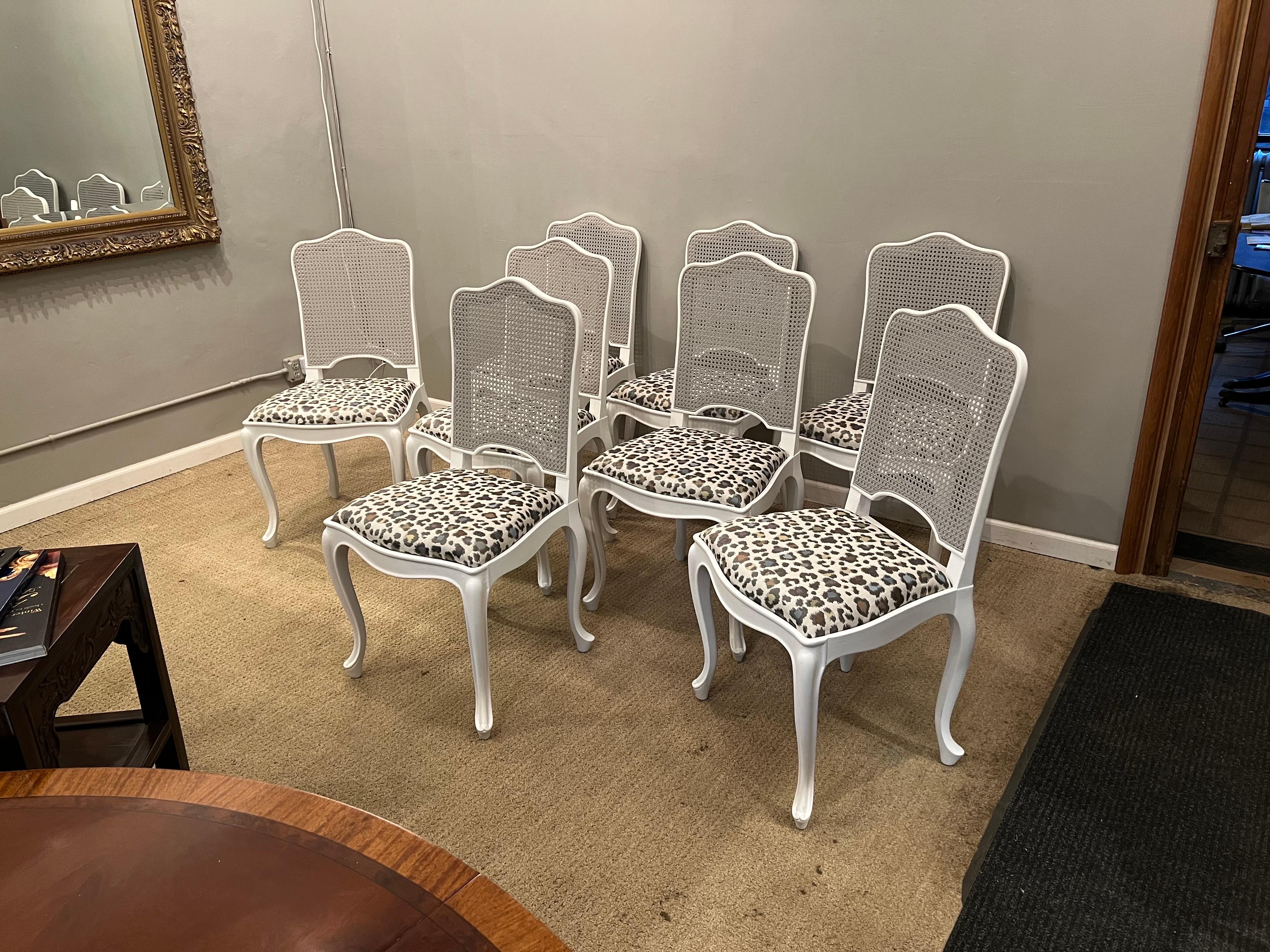 Huit chaises de salle à manger de style Louis XV à dossier canné avec sièges coulissants en vente 3