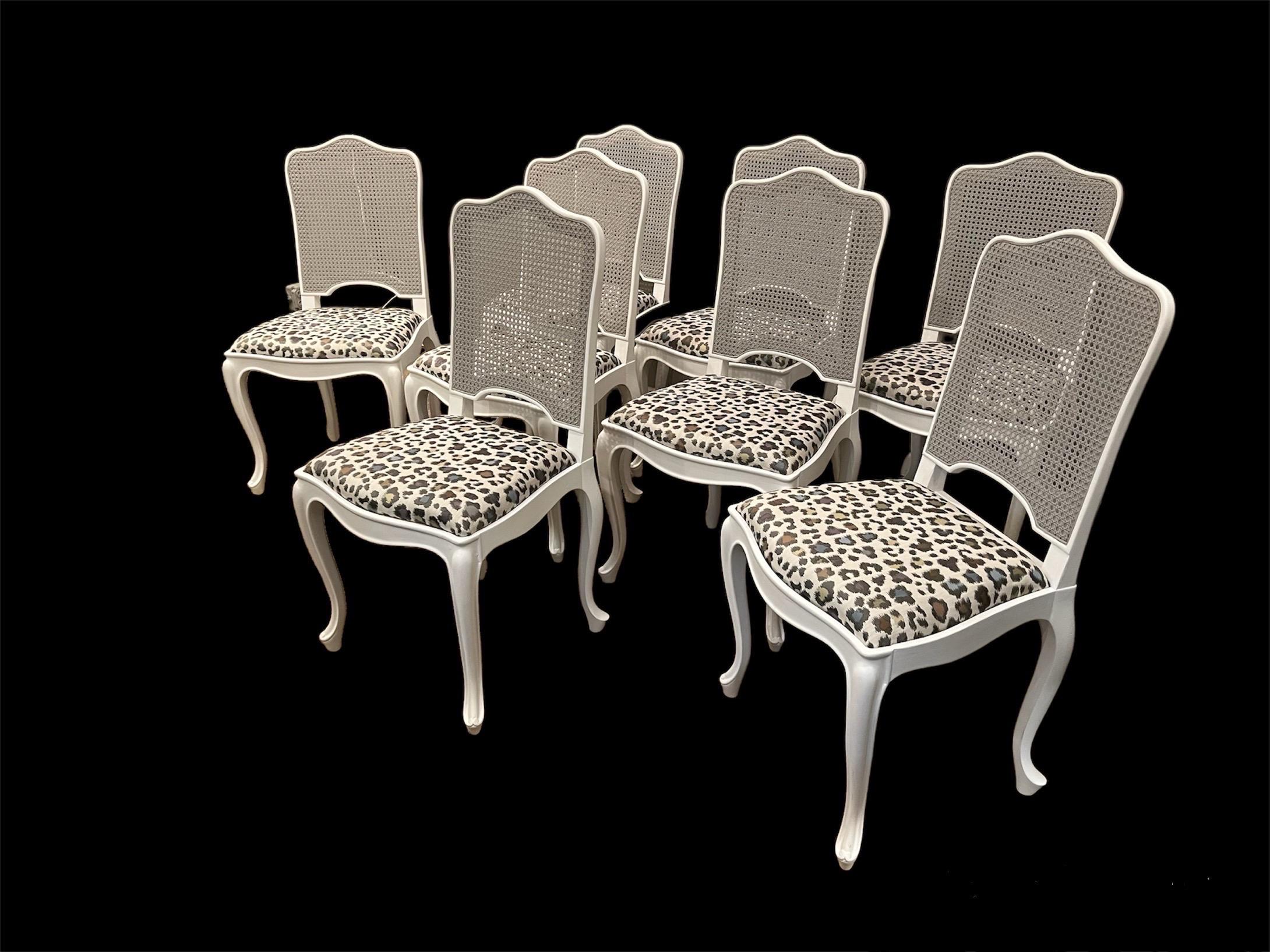 Huit chaises de salle à manger de style Louis XV à dossier canné avec sièges coulissants en vente 4