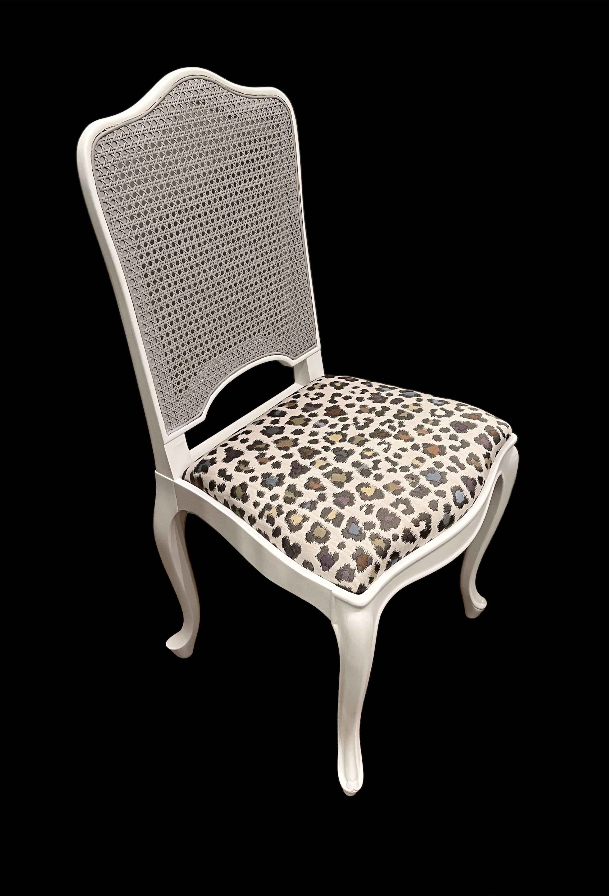 Français Huit chaises de salle à manger de style Louis XV à dossier canné avec sièges coulissants en vente